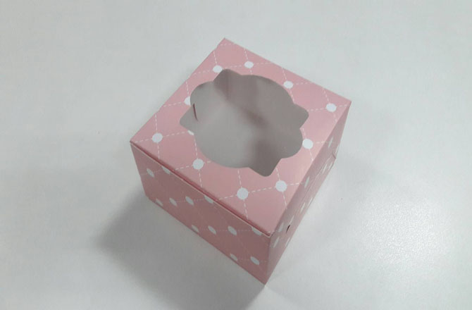 กล่องเค้กชิ้น กล่องเค้กครึ่งปอนด์ กล่องคัพเค้ก 4 ชิ้น(ไม่มีฐานรอง) กล่องขนม ลายครีมโอรส ขนาด 12.8x12.8x7.0 ซม.ราคา 150 บาทต่อแพ็ค (20ใบ)