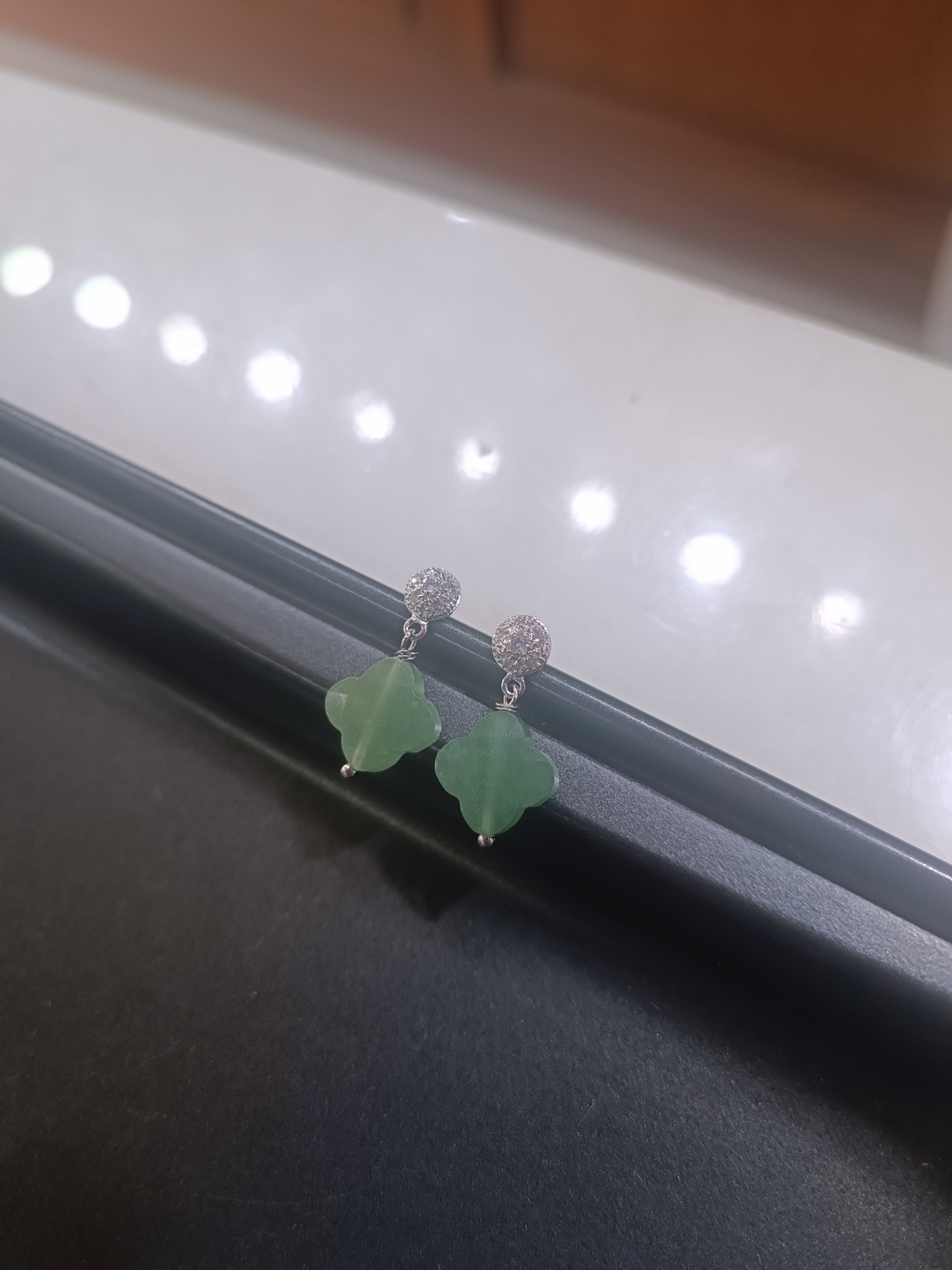 ต่างหูเงินแท้ 92.5 ชุป Platinum ประดับหินแท้ Green Aventurine Sterling Silver Earring (เปิดทุกประตูโอกาส ดึงดูดเงิน โชคลาภ)