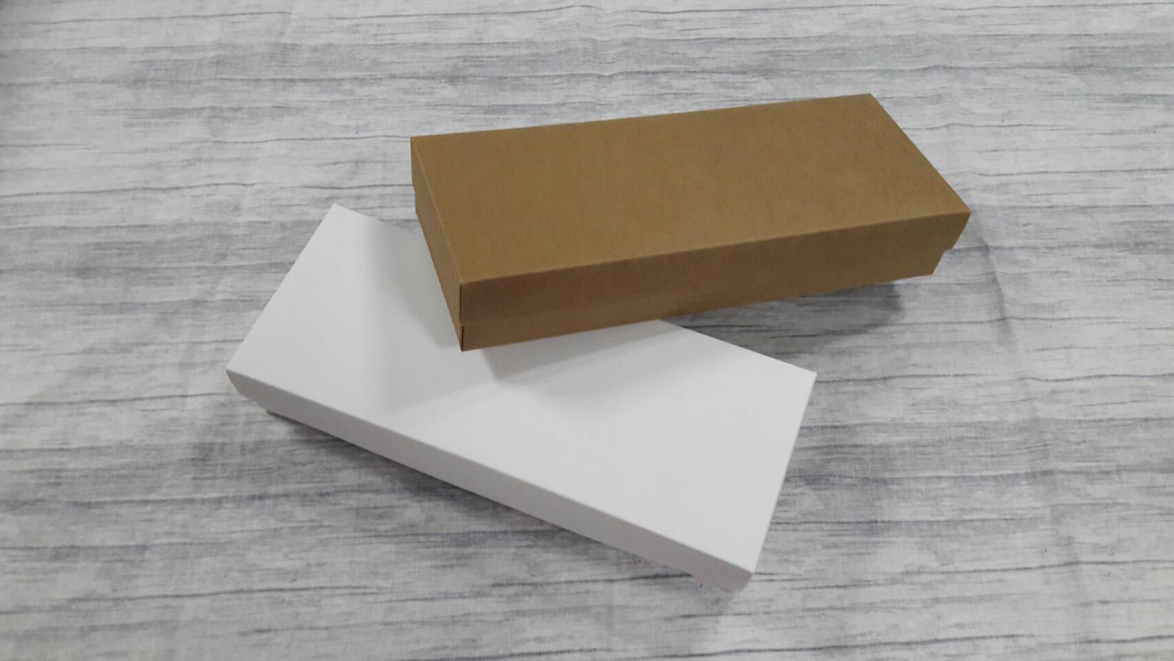 กล่องของขวัญ กล่องฝาครอบ กล่องขนม กล่องอเนกประสงค์ สีคราฟท์น้ำตาลเข้ม ขนาด 11 x 28.5 x 5 ซม. (แบบฝาทึบ) ราคา 375 บาทต่อแพ็ค (20 ใบ)