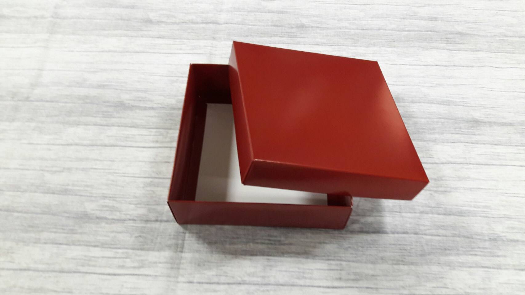 กล่องฝาครอบ กล่องของขวัญ กล่องเอนกประสงค์ กล่องแบบมีฝาครอบ ขนาด 17.5 x 17.5 x 6.0 ซม. สีแดงเข้ม (แบบฝาทึบ) ราคา 435 บาท ต่อแพ็ค (20 ใบ)