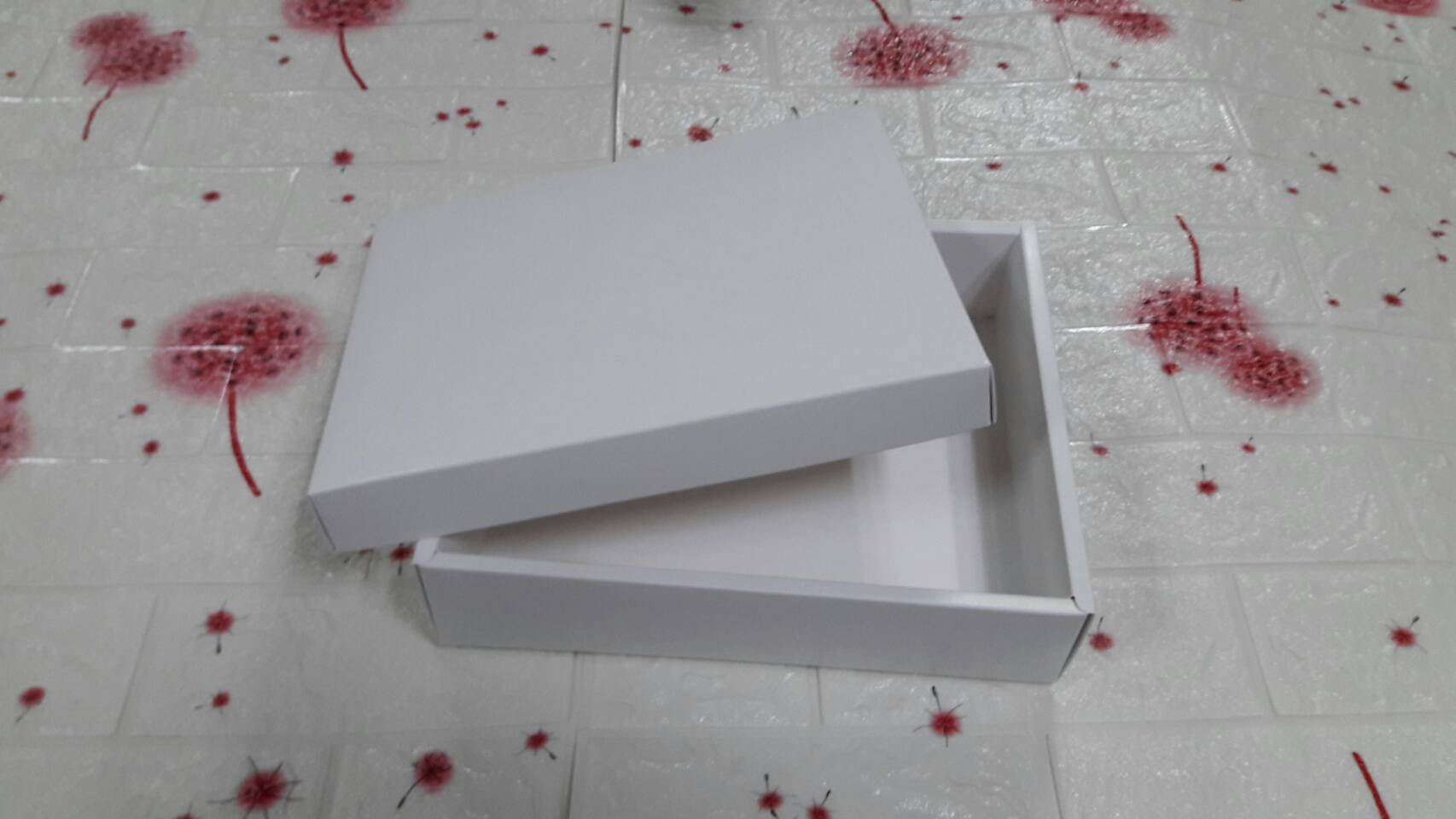 กล่องฝาครอบ กล่องของขวัญ กล่องของที่ระลึก กล่องอเนกประสงค์ กล่องของใช้ กล่องใส่เครื่องสำอางค์ กล่องใส่ผ้าไหม ขนาด 22.7 x 27.4 x 6.5 ซม.สีขาว ราคา 590 บาทต่อแพ็ค (20 ใบ) แบบฝาทึบ