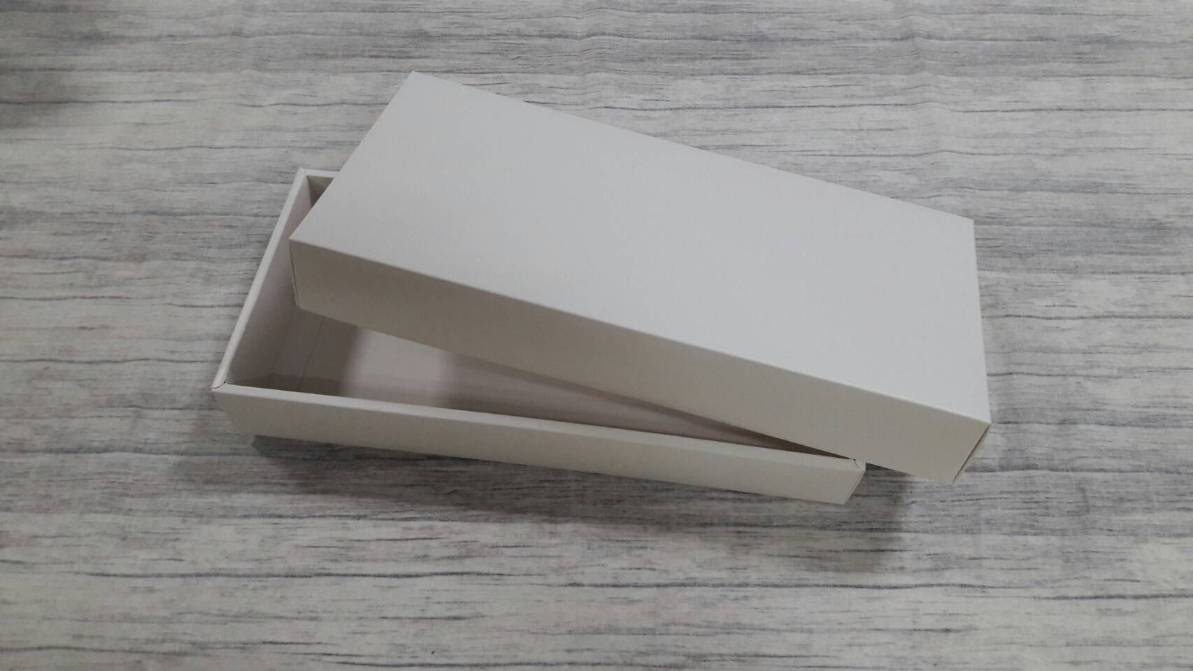 กล่องฝาครอบ กล่องของขวัญ กล่องอเนกประสงค์ กล่องแบบมีฝาครอบ สีขาว ขนาด 14.0x29.5x4.0ซม.(ฝาทึบ) ราคา 370 บาท ต่อแพ็ค (20 ใบ)