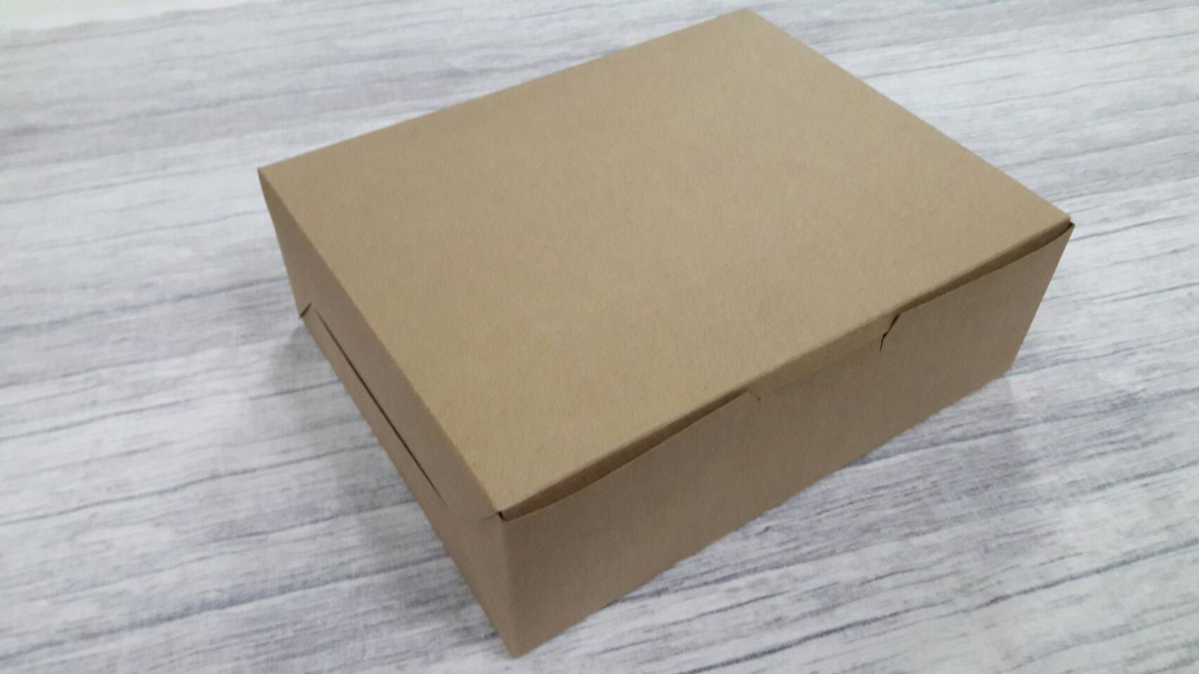 กล่องขนม กล่องเค้ก กล่องคัพเค้ก กล่องบราวนี่ กล่องชิฟฟ่อน กล่องสแน็ค ขนาด 17.5x22.0x7.4 ซม. สีคราฟท์น้ำตาลเข้ม KP(FDA) แบบฝาทึบ ราคา 230 บาทต่อแพ็ค(20ใบ)