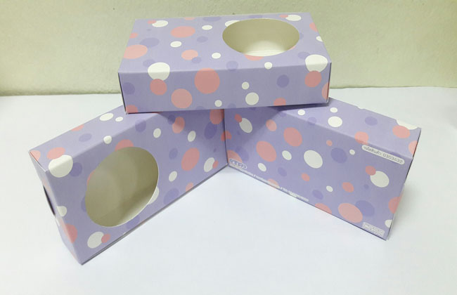 กล่องบราวนี่ 2-3 ชิ้น กล่องทรงแบน กล่องช็อคโกแลต กล่องขนม สีม่วงลายจุด กว้าง 8.0 x ยาว 15.0 x สูง 3.0 ซม. ราคา 100 บาท ต่อแพ็ค (20 ใบ)