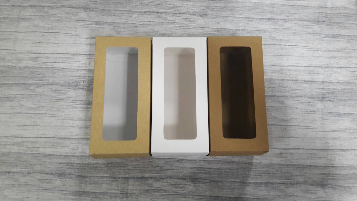 กล่องของขวัญ กล่องอเนกประสงค์ สีขาว ขนาด 8.5x7.5x18 ซม. กล่องของที่ระลึก กล่องเครื่องสำอางค์ กล่องของใช้ กล่องแบบฝาหัวท้าย มีหน้าต่างพลาสติก ราคา 165 บาทต่อแพ็ค(20 ใบ)