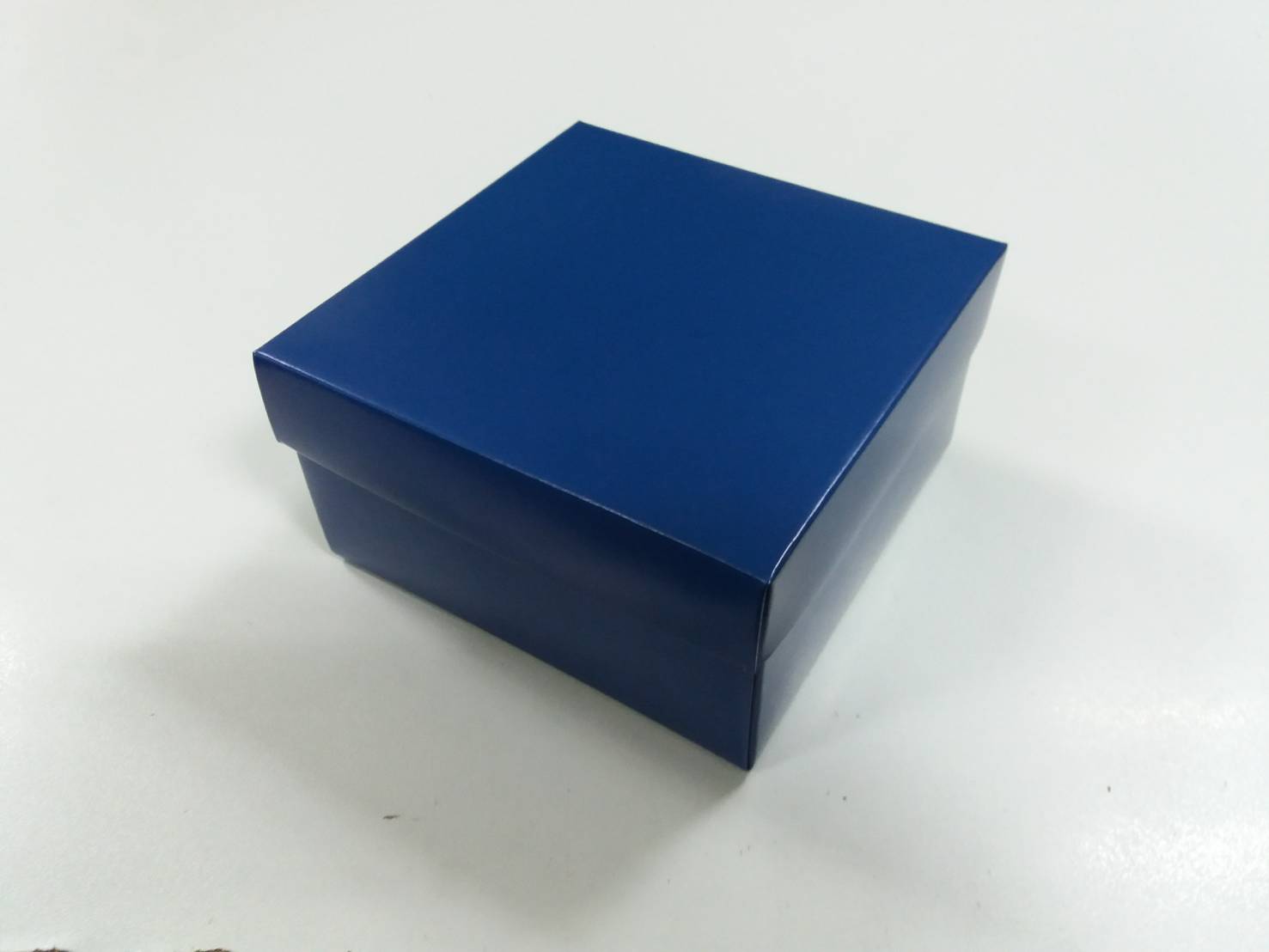 กล่องฝาครอบ กล่องอเนกประสงค์ กล่องของขวัญ กล่องที่ระลึก กล่องแบบมีฝาครอบ ขนาด 13 x 13 x 7 ซม. สีน้ำเงิน ราคา 380 บาท ต่อแพ็ค (20 ใบ)