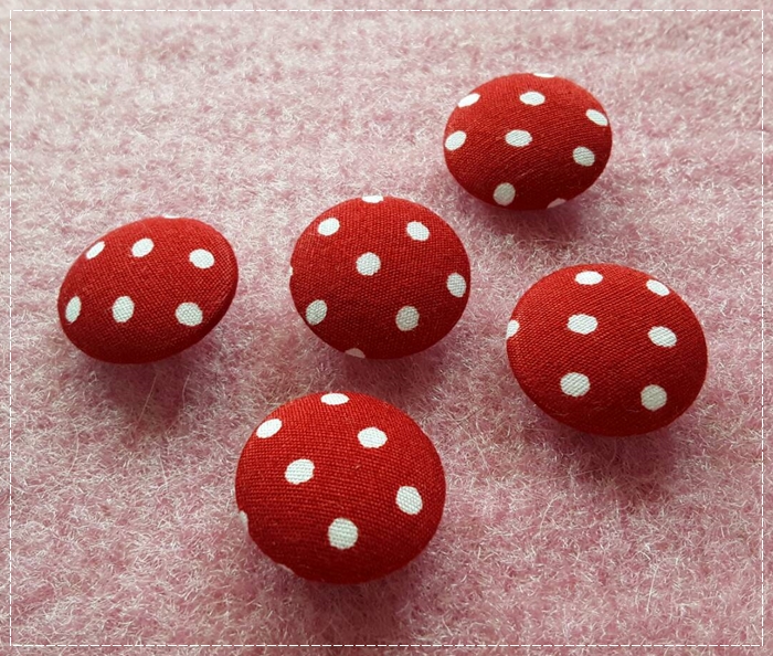 กระดุมผ้า Polka dot สีแดง