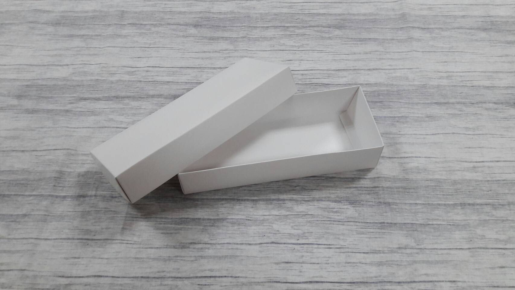 กล่องฝาครอบ กล่องของขวัญ กล่องอเนกประสงค์ ขนาด 9 x 22.5 x 4.5 ซม. สีขาว (แบบฝาทึบ) ราคา 290 บาท ต่อแพ็ค (20 ใบ)