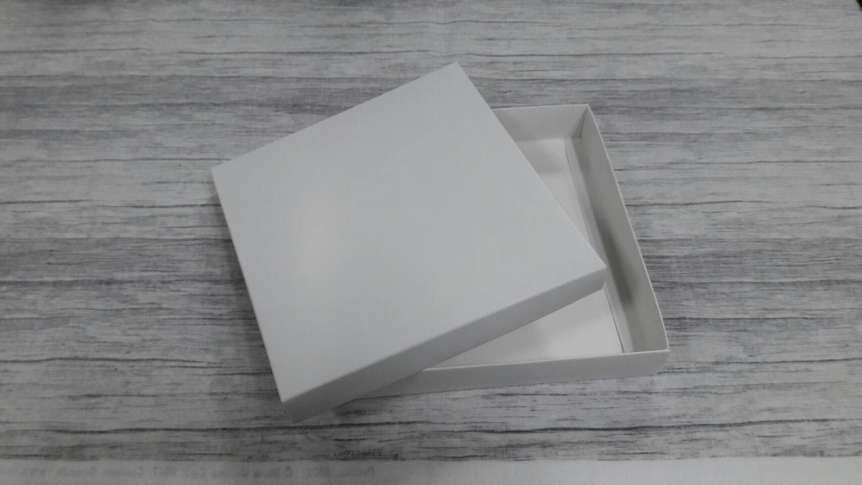 กล่องฝาครอบ กล่องอเนกประสงค์ กล่องของขวัญ ขนาด 16.8 x 18.0 x 3.0 cm. สีขาว (แบบฝาทึบ) ราคา 300 บาท ต่อแพ็ค (20 ใบ)