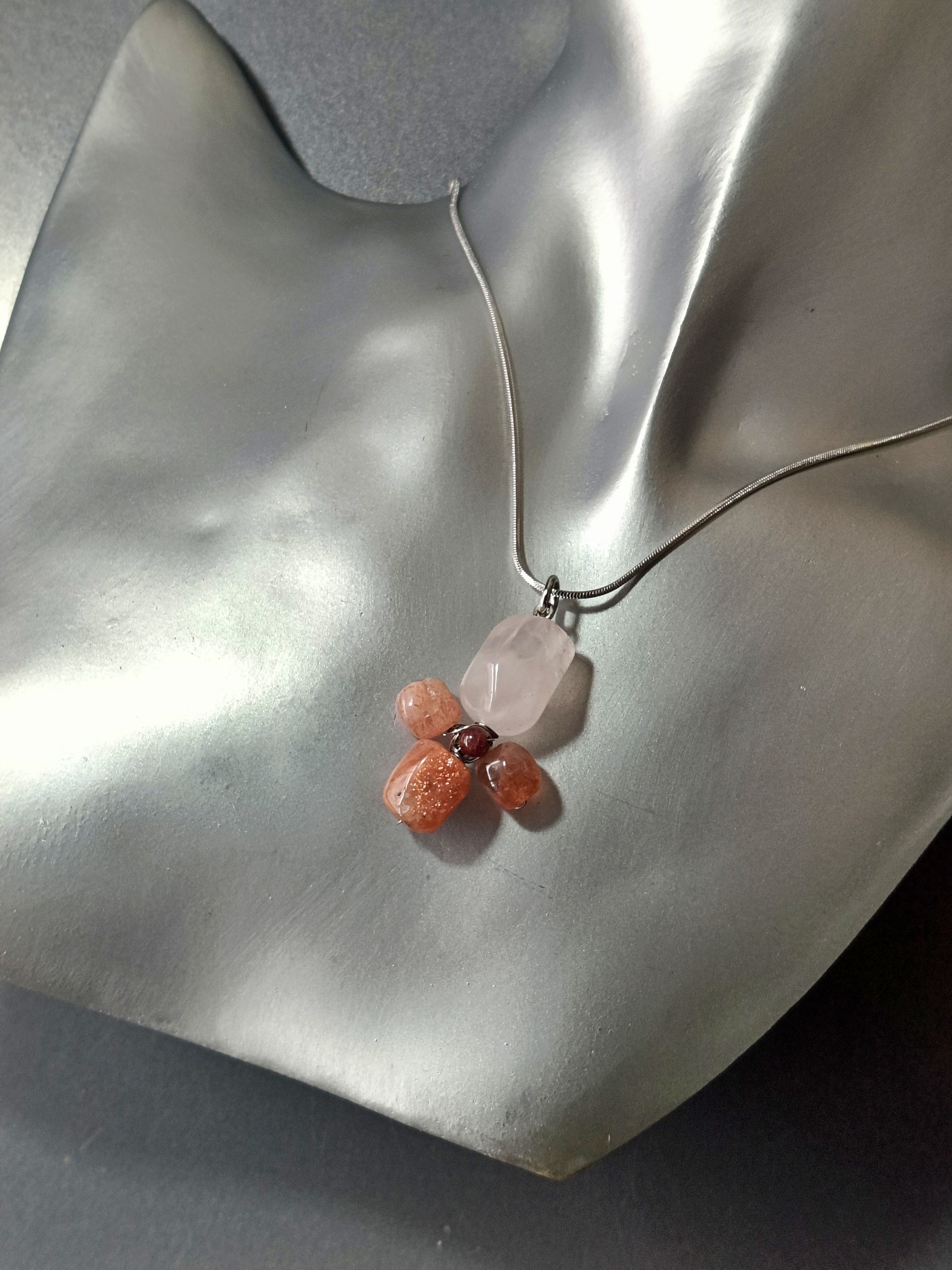 สร้อยจี้หินแท้ Rose Quartz x Sunstone Pendant Necklace (เสริมคลื่นความรัก ความสัมพันธ์ กระตุ้นพลังงาน กระตือรือร้น พุ่งสู่ความสำเร็จ)