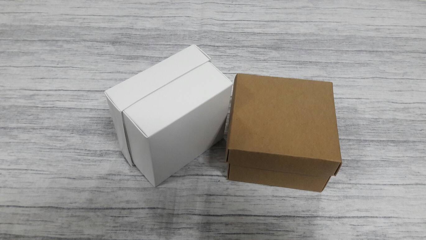 กล่องของขวัญ กล่องฝาครอบ กล่องของที่ระลึก กล่องอเนกประสงค์ กล่องของใช้ กล่องใส่ผ้าไหม ขนาด 9x9x5.7 ซม.สีขาว ราคา 235 บาทต่อแพ็ค(20 ใบ)