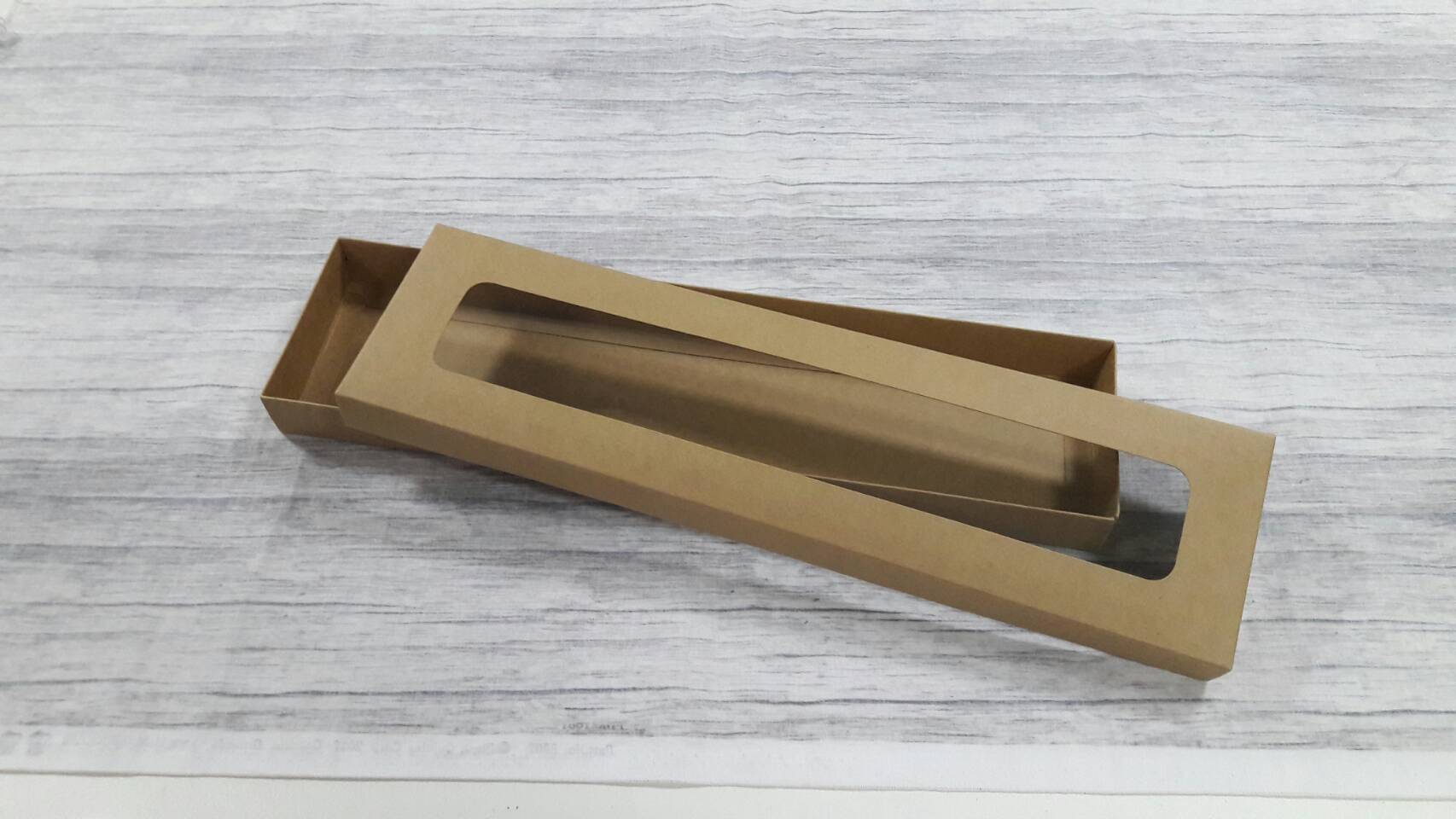 กล่องของขวัญ กล่องฝาครอบ กล่องขนม กล่องอเนกประสงค์ สีคราฟท์น้ำตาลเข้ม ขนาด 9.5x37.5x3 ซม. (แบบฝาหน้าต่างพลาสติก) ราคา 410 บาทต่อแพ็ค (20 ใบ)