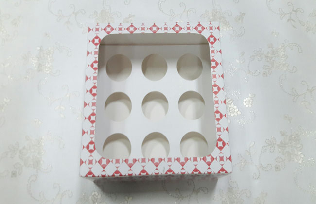 กล่องคัพเค้ก กล่องคัพเค้ก 9 ชิ้น สีลายดาวแดง พร้อมฐานคัพเค้ก 9 ช่อง (ช่องกว้าง 5.5 ซม.) ราคา 490 บาท ต่อแพ็ค (20ใบ)