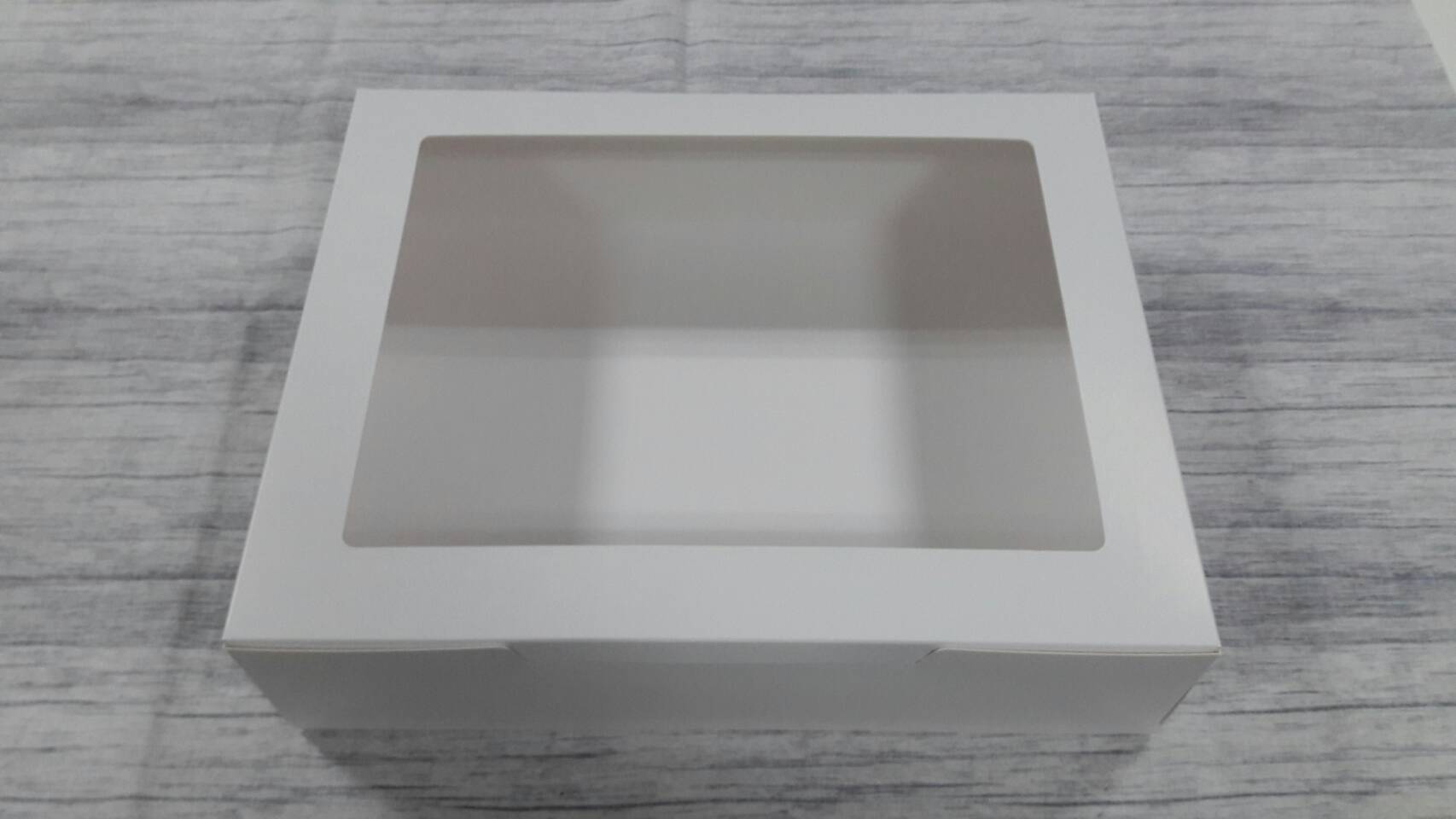 กล่องขนม กล่องโดนัท กล่องชิฟฟ่อน กล่องอเนกประสงค์ ขนาด 28 x 35 x 9 ซม.สีขาว (หน้าต่างพลาสติก) ราคา 540 บาทต่อแพ็ค (20ใบ) (กระดาษหนา 350 แกรม)