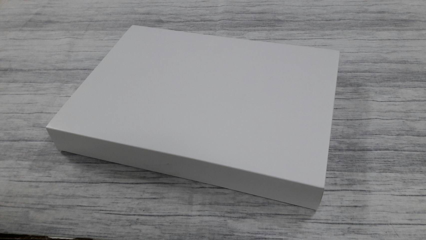 กล่องสไลด์ กล่องของขวัญ กล่องของที่ระลึก กล่องอเนกประสงค์ (ใช้ใส่ของขนาด A4 ได้) กล่องแบบฝาสไลด์ สีขาว ขนาด 23.0x31.7x4.0 ซม. ราคา 550 บาท ต่อแพ็ค (20 ใบ)