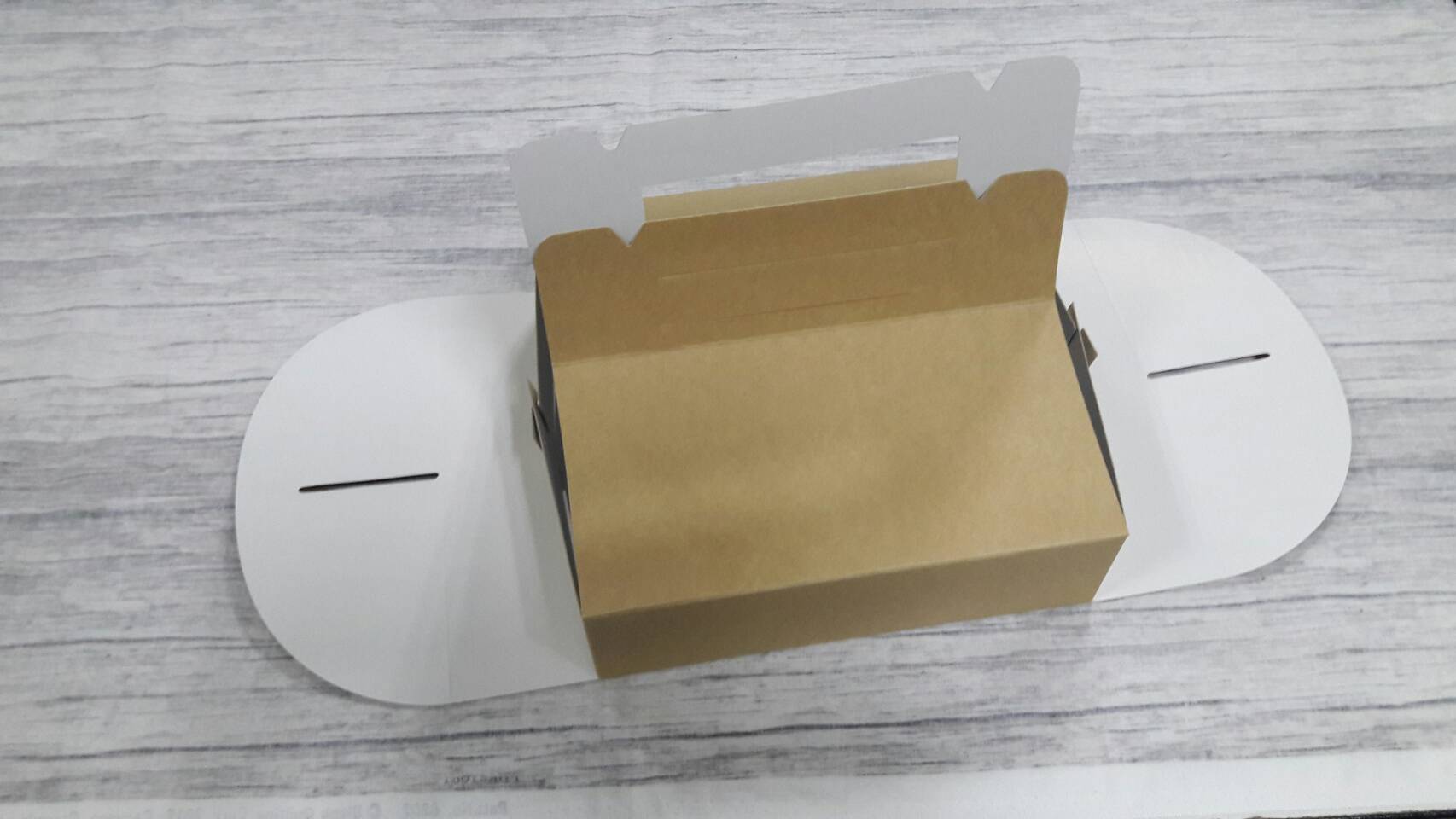 กล่องพิซซ่า กล่องใส่พิซซ่า ขนาด 7 นิ้ว กล่องอาหาร สีคราฟท์น้ำตาลอ่อน มีหูหิ้ว ขนาด 17.5x17.5x5.0 ซม. ราคา 200 บาท ต่อแพ็ค (20 ใบ)