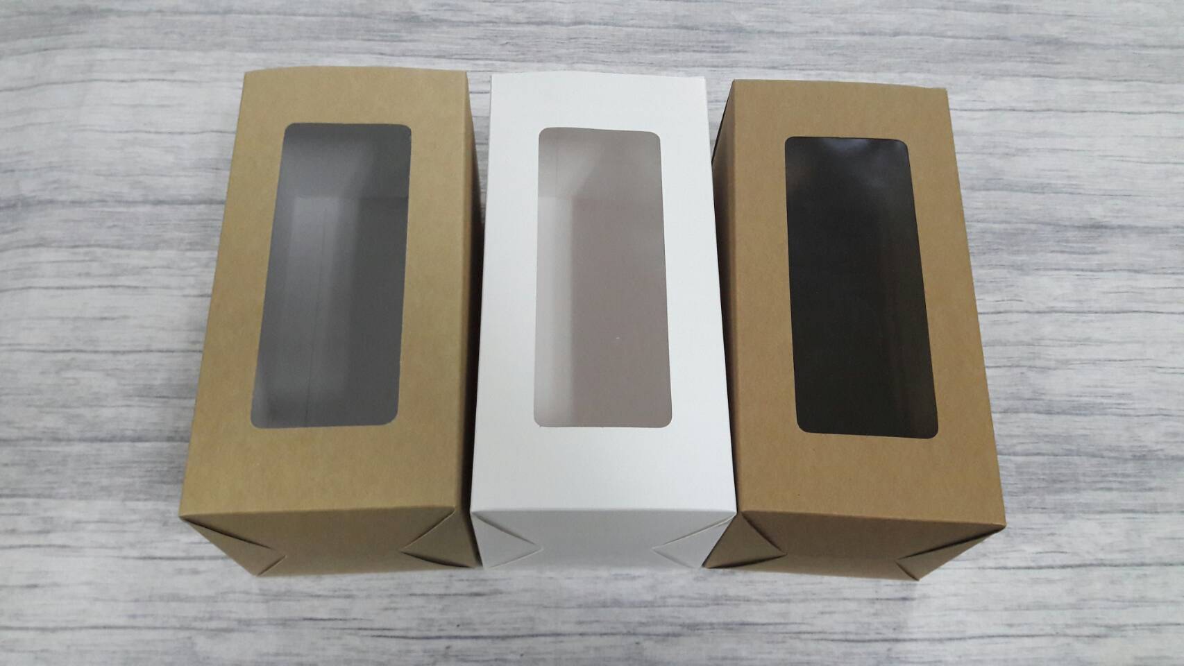 กล่องอเนกประสงค์ แบบทรงฝาปิดเปิด ท้ายก้นขัด กล่องของขวัญ กล่องเครื่องสำอางค์ สีขาว ขนาด 11x11x22.7 ซม. (มีหน้าต่างพลาสติก) ราคา 295 บาทต่อแพ็ค (20 ใบ)