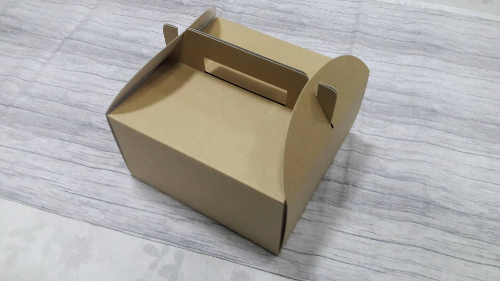 กล่องหูหิ้ว กล่องเค้ก 1 ปอนด์ กล่องเค้ก กล่องเค้ก กล่องขนม กล่องอเนกประสงค์ สีคราฟท์น้ำตาลอ่อน ขนาด 20x20x10.5 ซม. ราคา 470 บาท ต่อแพ็ค(20ใบ)