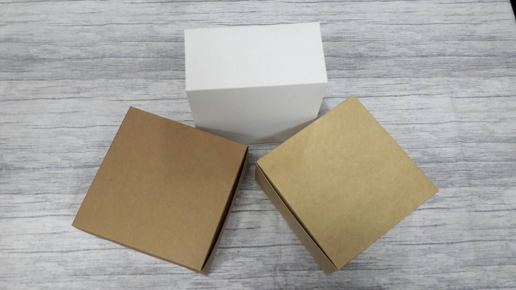 กล่องสแน็ค กล่องอาหารว่าง Snack Box กล่องคอฟฟี่เบรค กล่องคัพเค้ก แบบไม่มีหน้าต่าง สีขาว ขนาด 13.5x13.5x7 ซม.ราคา 130 บาท ต่อแพ็ค(20ใบ)