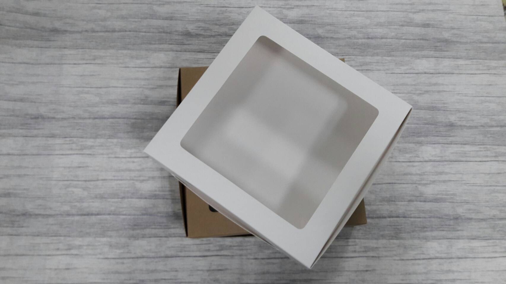 กล่องทรงแบน(มีหน้าต่างพลาสติก) ขนาด 24.5x24.5x6.5 ซม.กล่องเค้ก 2 ปอนด์ทรงเตี้ย กล่องคัพเค้ก กล่องขนม สีขาว ราคา 285 บาทต่อแพ็ค (20ใบ)