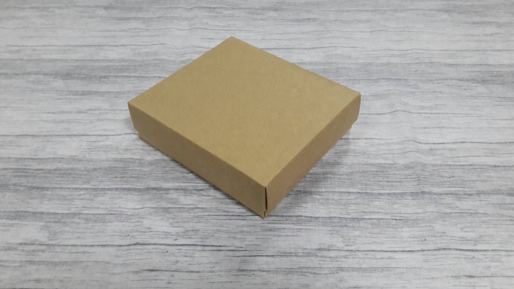 กล่องของขวัญ กล่องฝาครอบ ขนาด 14.5*13*4 ซม.กล่องของที่ระลึก กล่องอเนกประสงค์ กล่องของใช้ กล่องใส่ผ้าไหม สีคราฟท์น้ำตาลอ่อน ราคา 290 บาท/20 ใบ