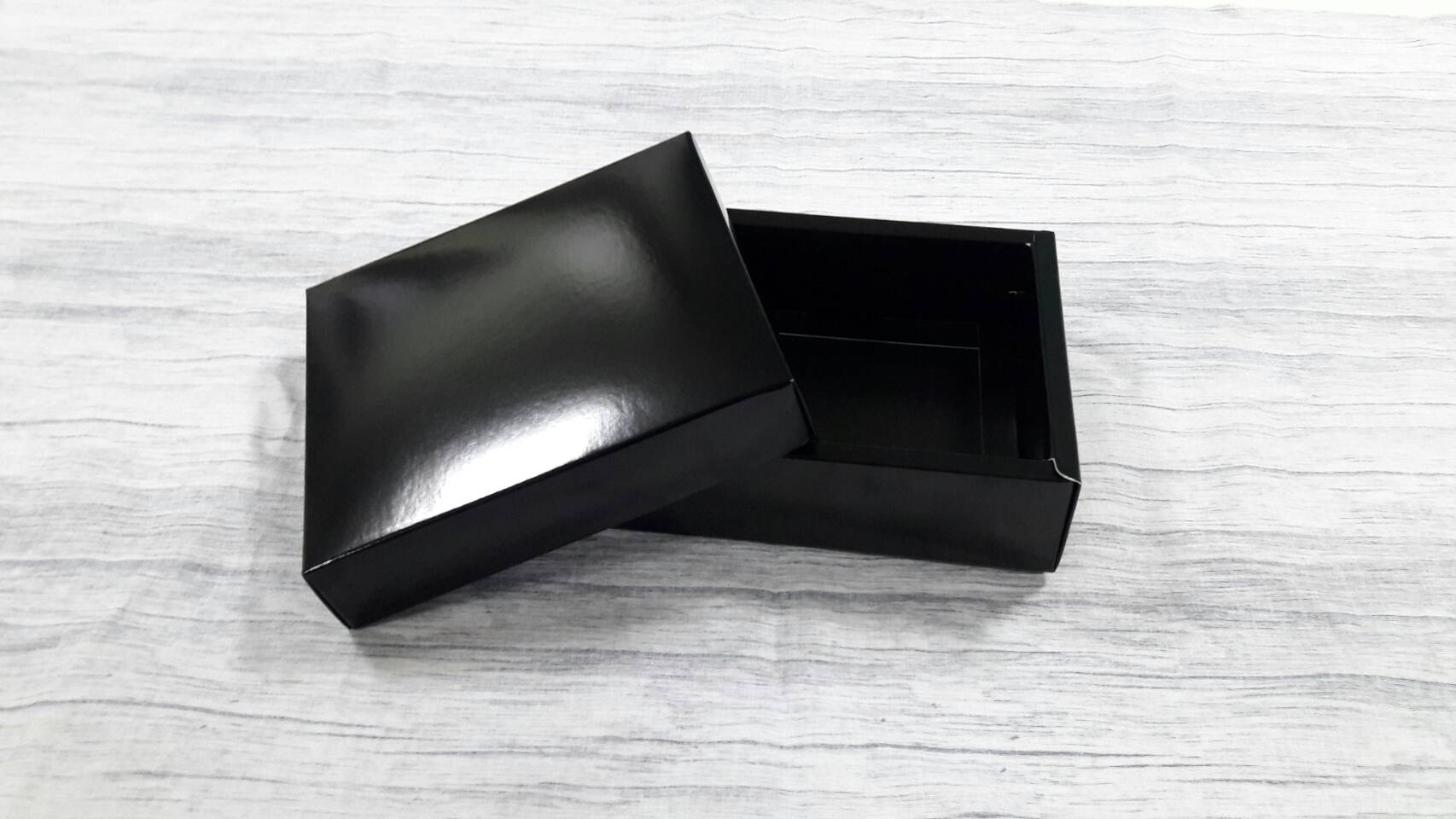 กล่องของขวัญ กล่องฝาครอบ กล่องของที่ระลึก กล่องอเนกประสงค์ กล่องของใช้ กล่องใส่ผ้าไหม สีดำ ขนาด 13x14.5x4 ซม.เคลือบอาบเงา (ฝาทึบ) ราคา 300 บาทต่อแพ็ค (20 ใบ)