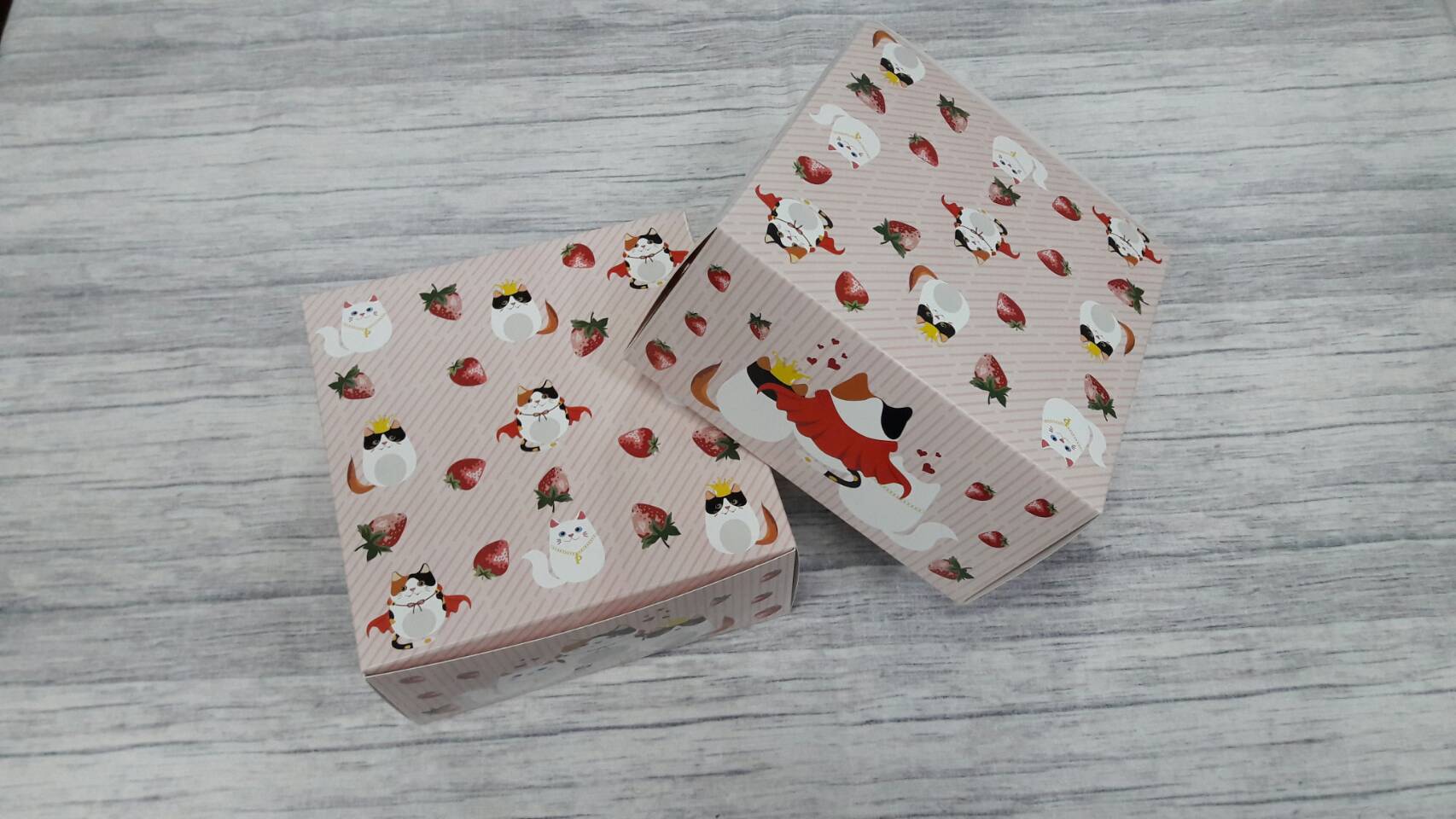 กล่องคัพเค้ก 4 ชิ้น (แบบไม่มีฐานรอง) กล่องเค้กครึ่งปอนด์ กล่องขนม กล่องสแน็ค Snack Box กล่องคอฟฟี่เบรค สีชมพูลายแคทสตรอว์เบอร์รี่ ขนาด 15.0x15.0x7.6 ซม. (แพ็คละ 150 บาทต่อ 20ใบ)