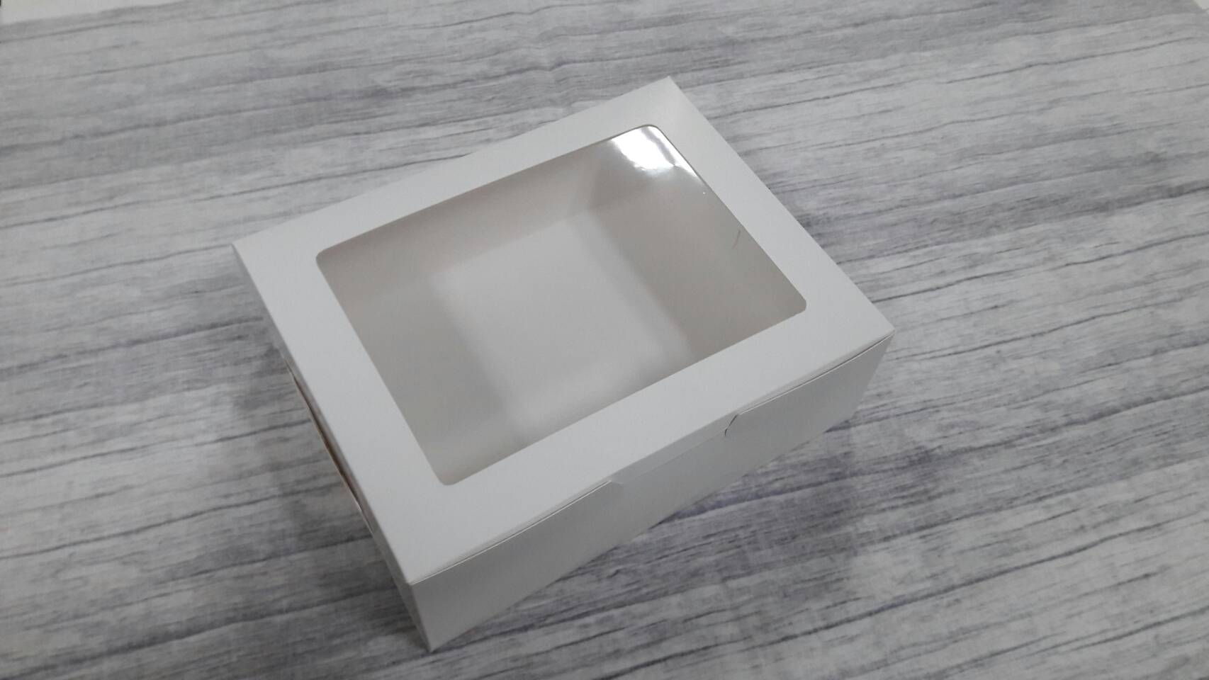 กล่องขนม กล่องเค้ก กล่องคัพเค้ก กล่องบราวนี่ กล่องชิฟฟ่อน กล่องสแน็ค ขนาด 17.5x22.0x7.4 ซม. สีขาว หน้าต่างพลาสติก ราคา 250 บาท(ต่อแพ็ค20ใบ)