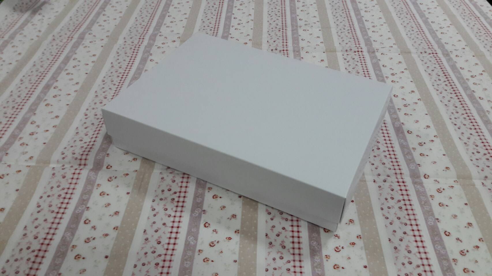 กล่องของขวัญ กล่องฝาครอบ กล่องของที่ระลึก กล่องอเนกประสงค์ กล่องของใช้ กล่องพวงมาลัย กล่องใส่ผ้าไหม ขนาด 19.6 x 27.2 x 5 ซม.สีขาว ราคา 450 บาทต่อแพ็ค(20 ใบ)