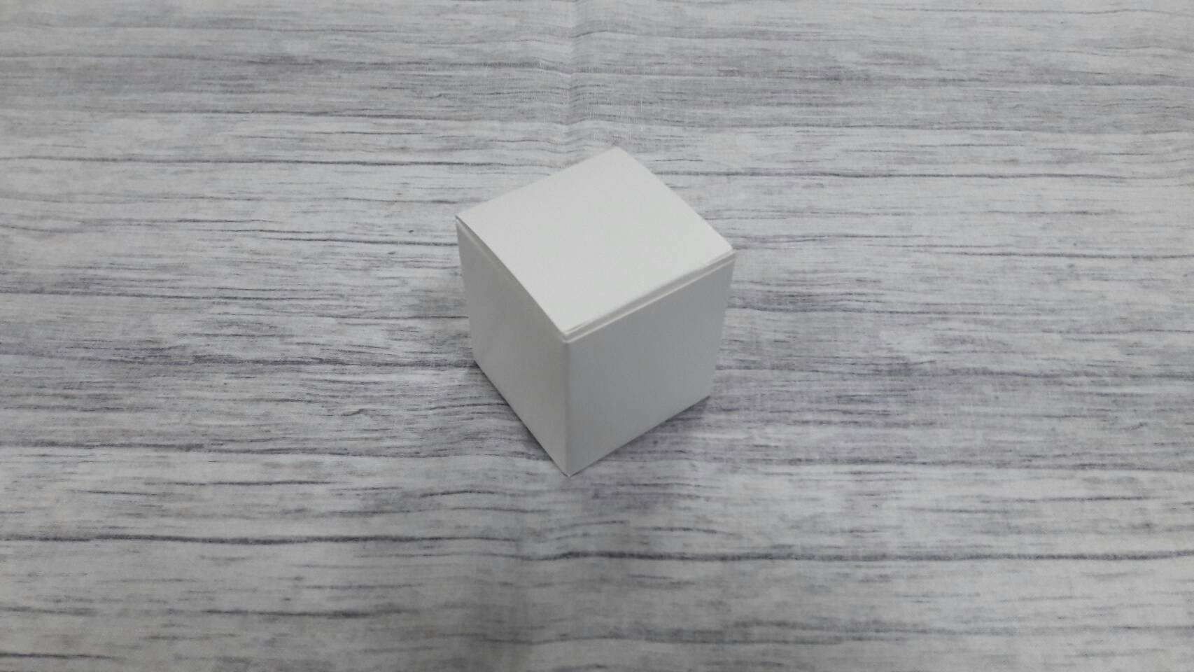 กล่องเอนกประสงค์ แบบทรงฝาปิดเปิด ท้ายก้นขัด กล่องของขวัญ กล่องเครื่องสำอางค์ สีขาว ขนาด 5x5x5.5 ซม. ราคา 190 บาทต่อแพ็ค(50 ใบ) กระดาษหนา 300 แกรม