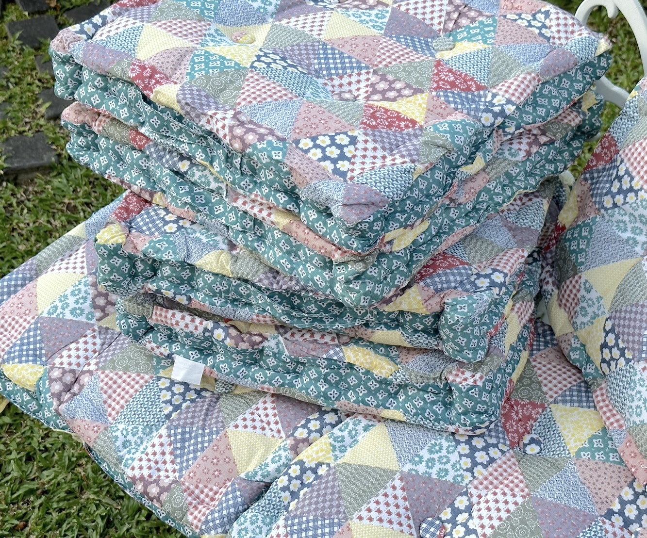 เบาะรองนั่งรุ่นแบบหนา สีโทนน้ำเงินเขียวครีม