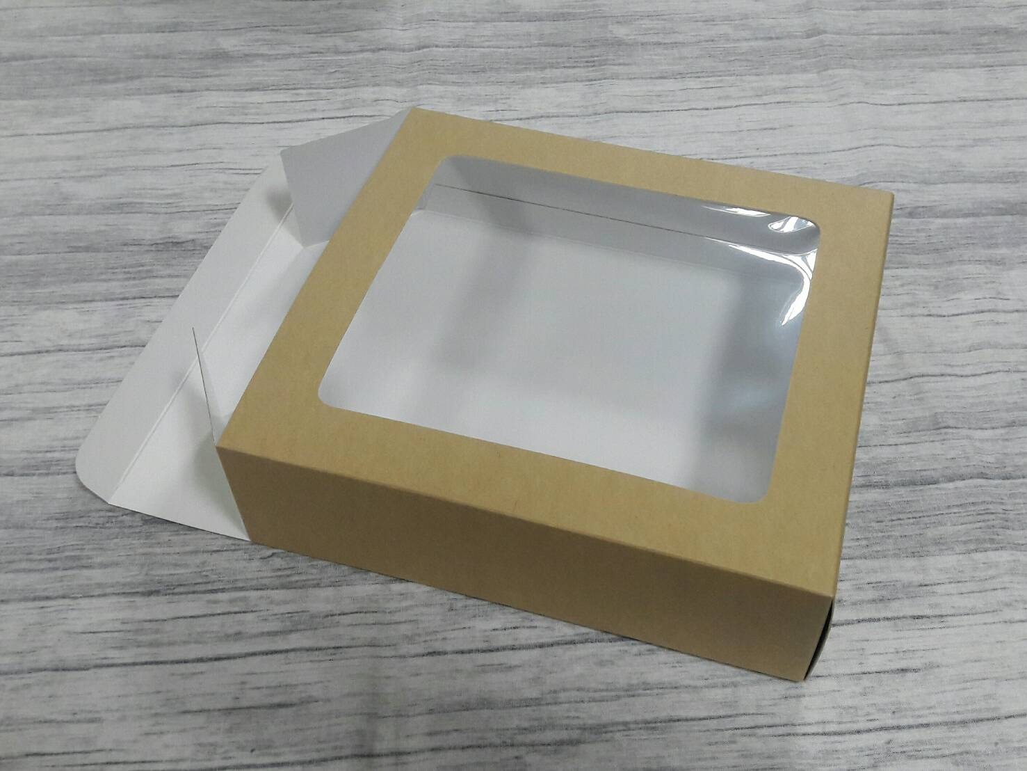 กล่องของขวัญ กล่องอเนกประสงค์ กล่องของที่ระลึก กล่องเครื่องสำอางค์ กล่องของใช้ กล่องแบบฝาหัวท้าย สีคราฟท์น้ำตาลอ่อน ขนาด 6.0x19.3x21.0 ซม.แบบมีหน้าต่างพลาสติก ราคา 300 บาท(20 ใบ)