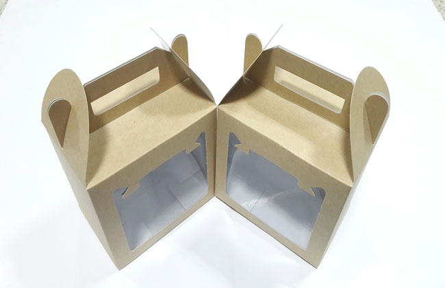 กล่องหูหิ้ว กล่องขนม กล่องคุ๊กกี้ กล่องอเนกประสงค์ แบบมีหูหิ้ว สีคราฟท์น้ำตาลอ่อน ขนาด 10 x 15 x สูง 14 ซม. ราคา 250 บาทต่อแพ็ค(20ใบ)