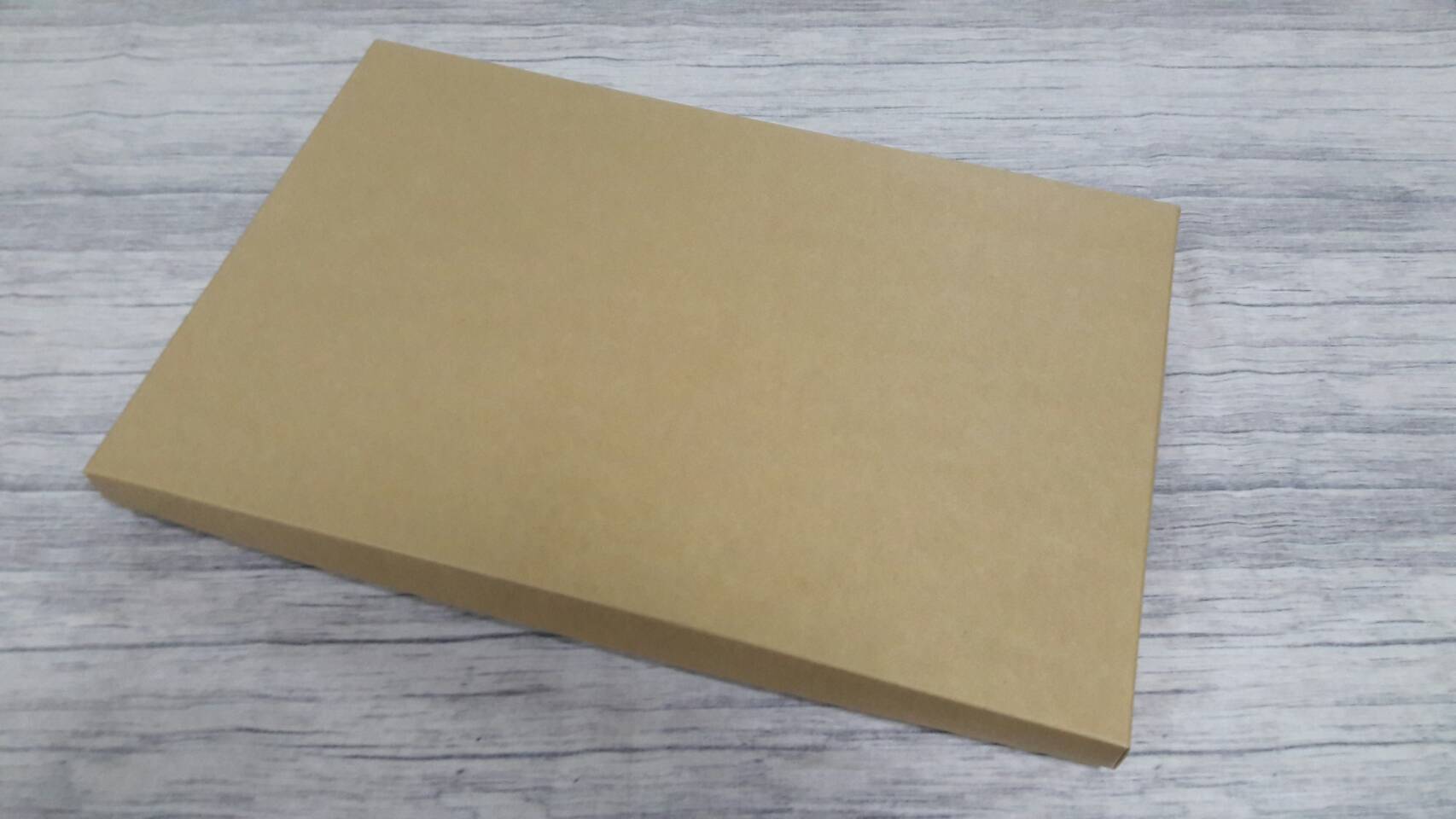 กล่องอเนกประสงค์ กล่องฝาครอบ กล่องของที่ระลึก กล่องของขวัญ กล่องใส่ผ้าพันคอ กล่องใส่ผ้าไหม ขนาด 22.7 x 34.4 x 2.4 ซม.(ใช้ใส่ของขนาด A4 ได้) สีคราฟท์น้ำตาลอ่อน ราคา 470 บาท/20 ใบ