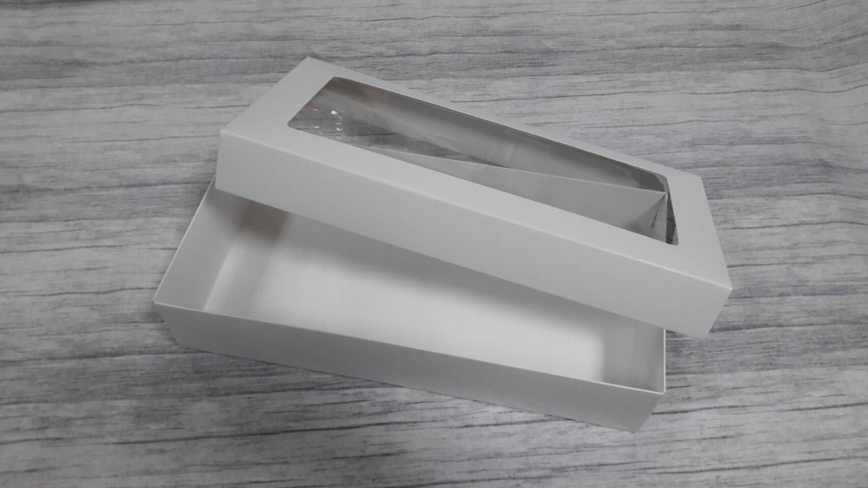 กล่องแบบมีฝาครอบ กล่องของขวัญ กล่องอเนกประสงค์ ขนาด 15x31x6.5 ซม. สีขาว แบบมีหน้าต่างพลาสติก ราคา 515 บาท ต่อแพ็ค(20 ใบ)