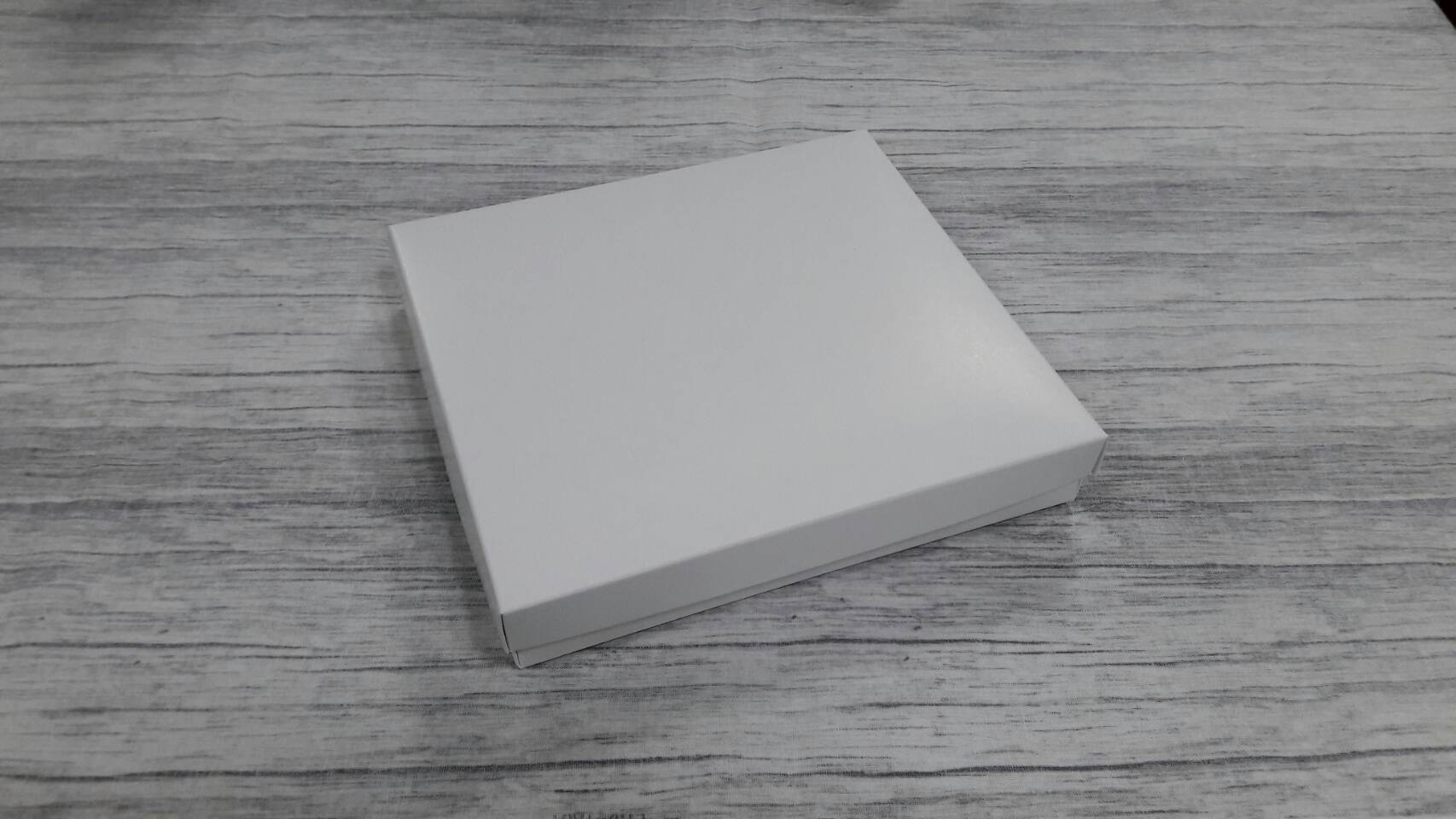 กล่องฝาครอบ กล่องอเนกประสงค์ กล่องของขวัญ ขนาด 16.8 x 18.0 x 3.0 cm. สีขาว (แบบฝาทึบ) ราคา 300 บาท ต่อแพ็ค (20 ใบ)