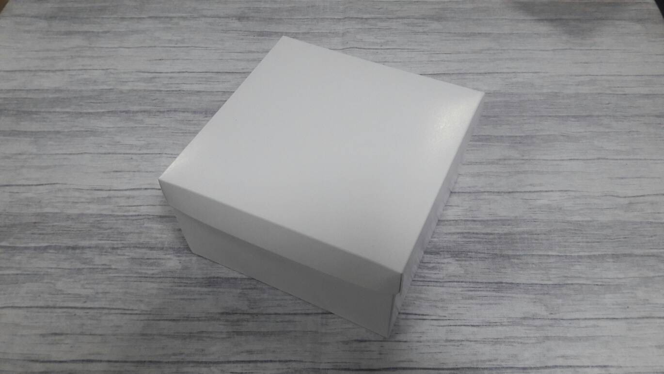 กล่องฝาครอบ กล่องของขวัญ กล่องอเนกประสงค์ ขนาด 16.5 x 16.5 x 9 ซม. ตัวกล่องสีขาว ฝาครอบสีขาว ราคา 415 บาท ต่อแพ็ค (20 ใบ)