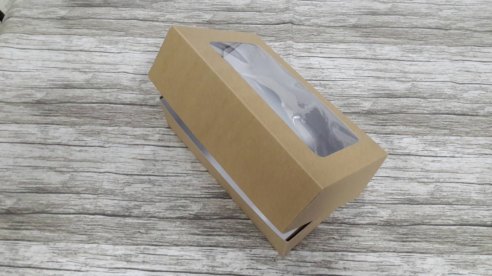 กล่องขนม กล่องอเนกประสงค์ กล่องชิฟฟ่อน กล่องใส่ของที่ระลึก (ฝากล่องปะกาวขึ้นรูป) ขนาด 14.0x22.0xสูง 6.5 ซม.สีคราฟท์น้ำตาลอ่อน ราคาแพ็คละ 285 บาท (20ใบ)