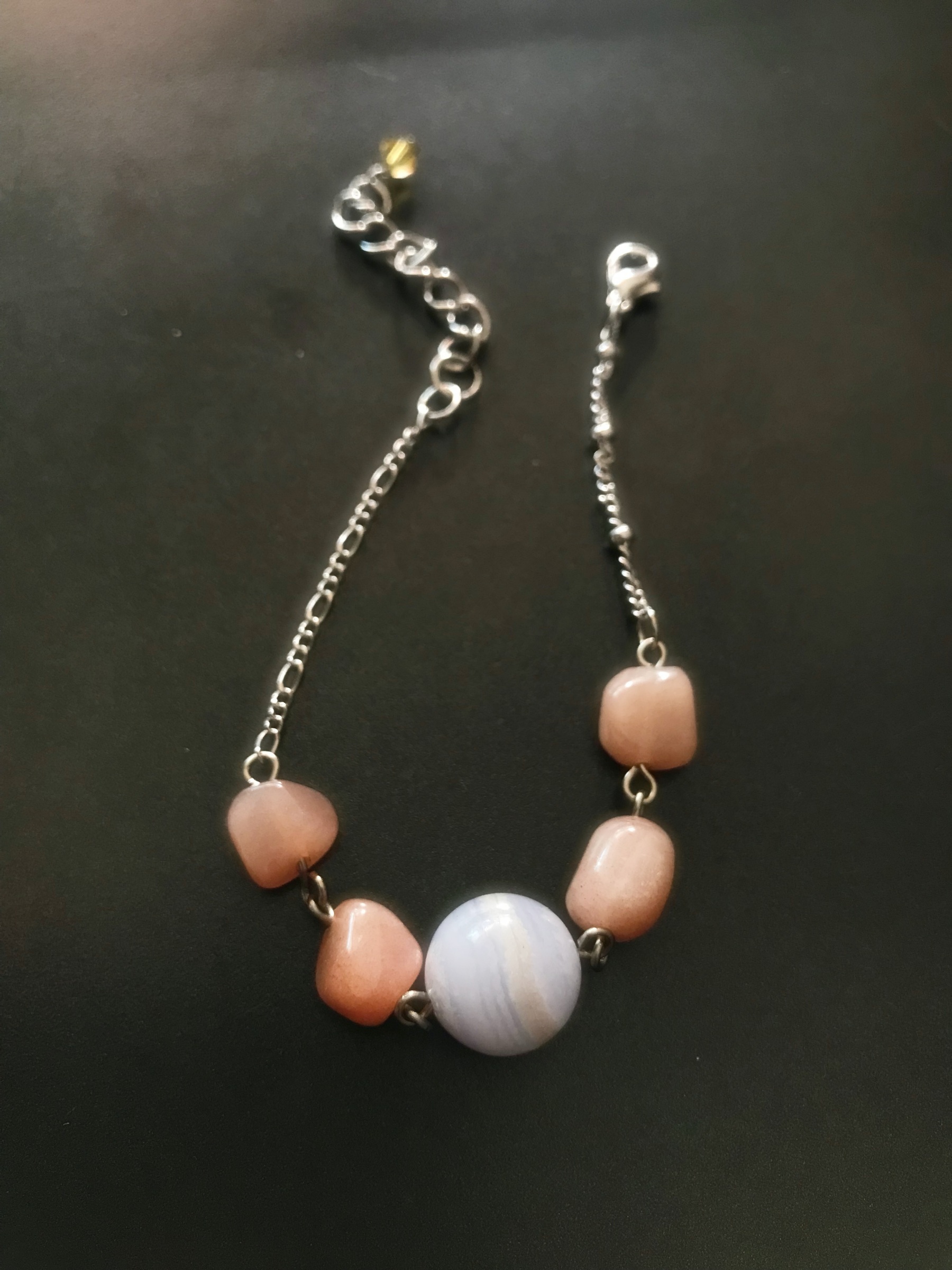 สร้อยข้อมือหินแท้ "Mini" Blue Lace Agate + Peach Moonstone Bracelet (เสริมพลังความมั่นใจ)
