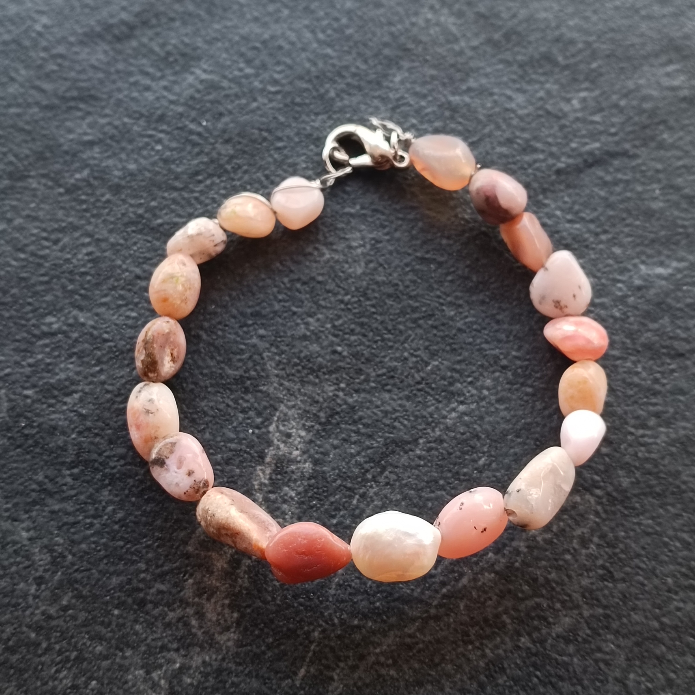 สร้อยข้อมือหินแท้ "POSH" Pink Opal Bracelet (หินคริสตัลเสริมพลังงานความรัก)
