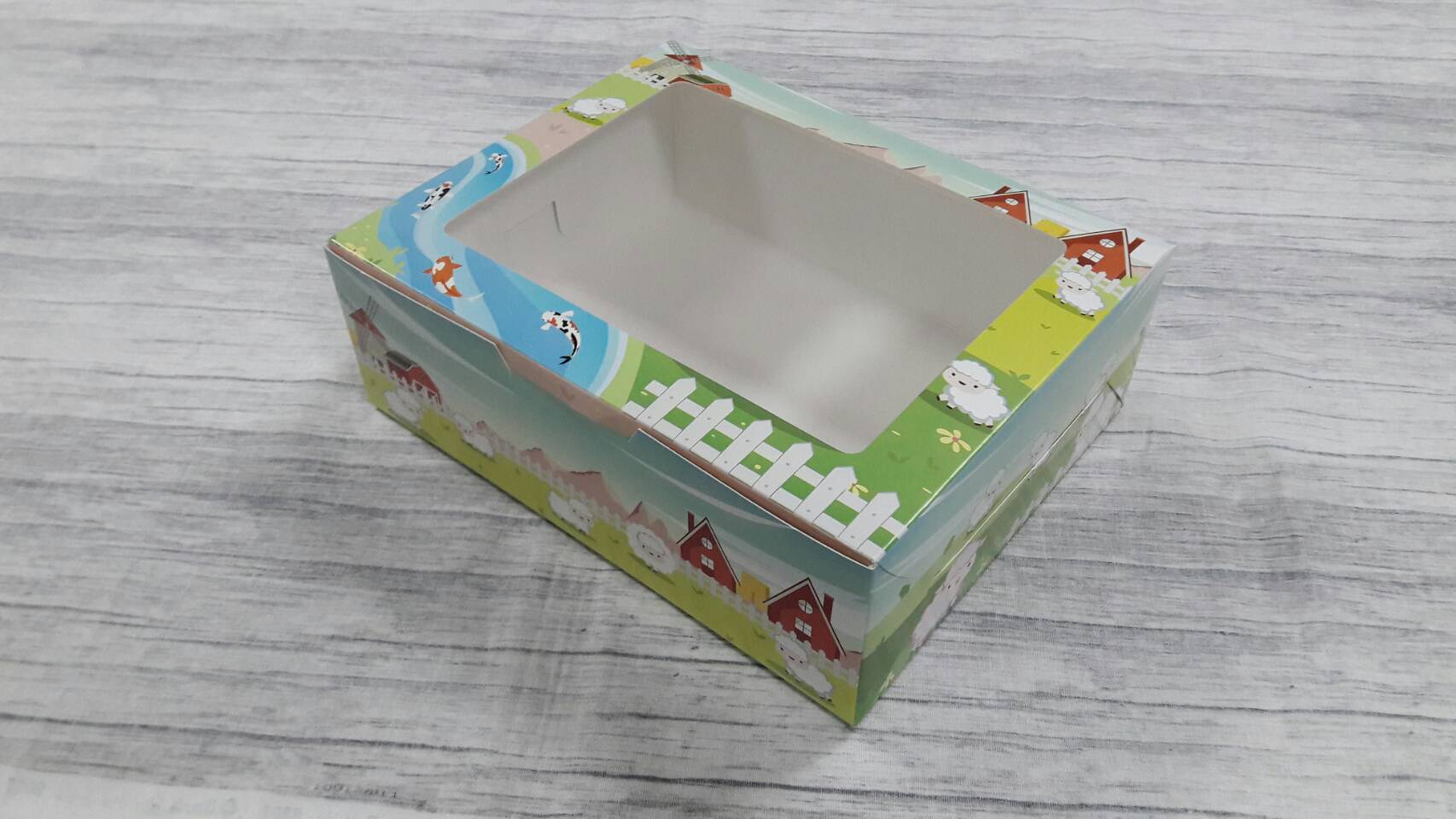 กล่องขนม กล่องเค้ก กล่องคัพเค้ก กล่องบราวนี่ กล่องชิฟฟ่อน กล่องสแน็ค ขนาด 17.5x22.0x7.4 ซม. สีลายน้องมุก(แกะชมพู) แบบฝาหน้าต่างพลาสติก ราคา 270 บาท(ต่อแพ็ค20ใบ)