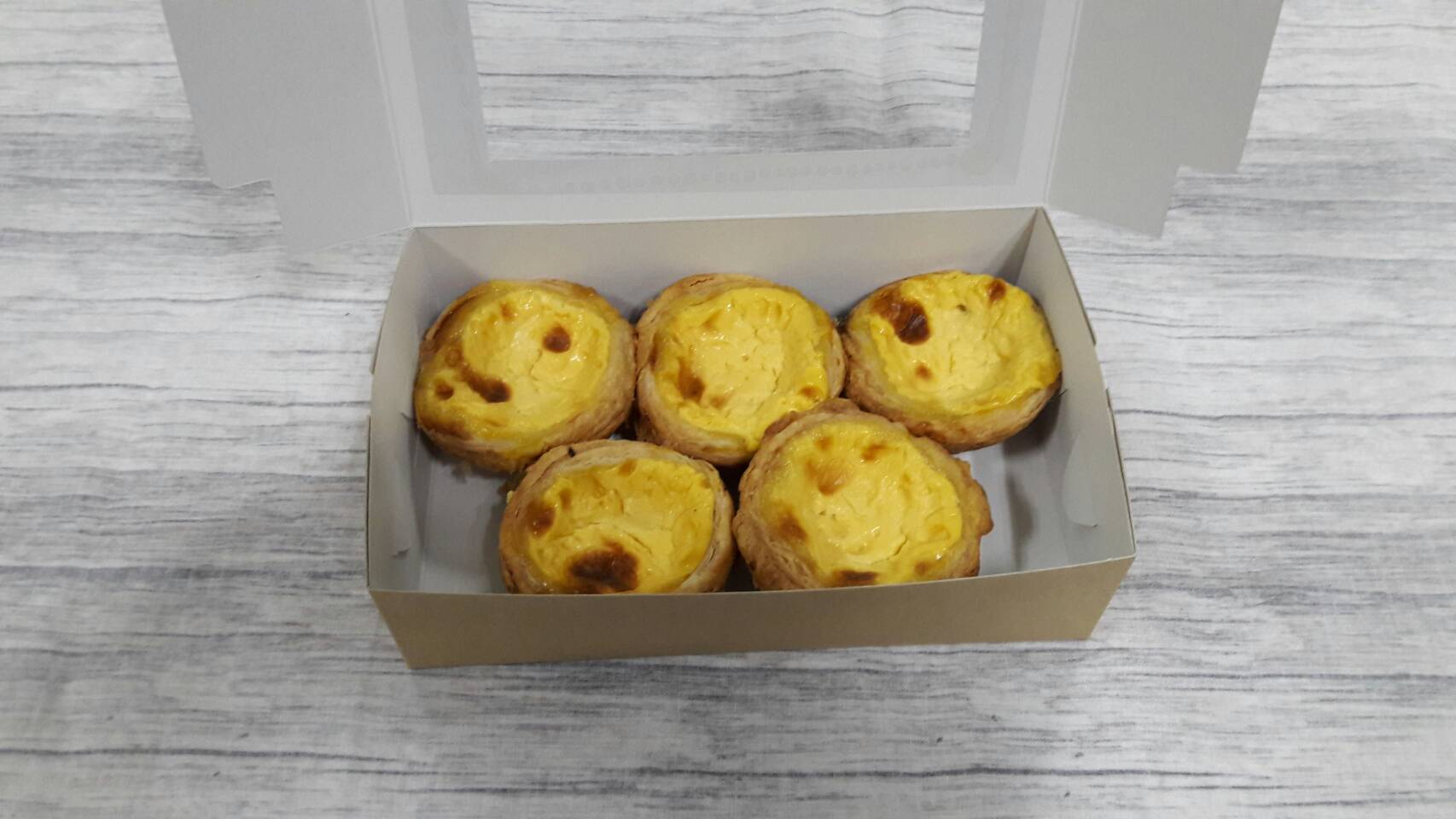 กล่องบราวนี่ กล่องชิฟฟ่อน กล่องช๊อกโกแลต กล่องทาร์ตไข่ กล่องขนมเปี๊ยะ สีคราฟท์น้ำตาลอ่อน ขนาด 11.5x18.5x5.0 ซม.ราคา 160 บาทต่อแพ็ค (20ใบ)