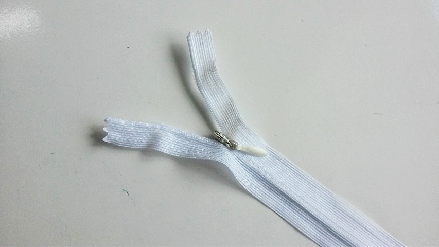 ซิปซ่อน 9 นิ้ว สีขาวโอโม่