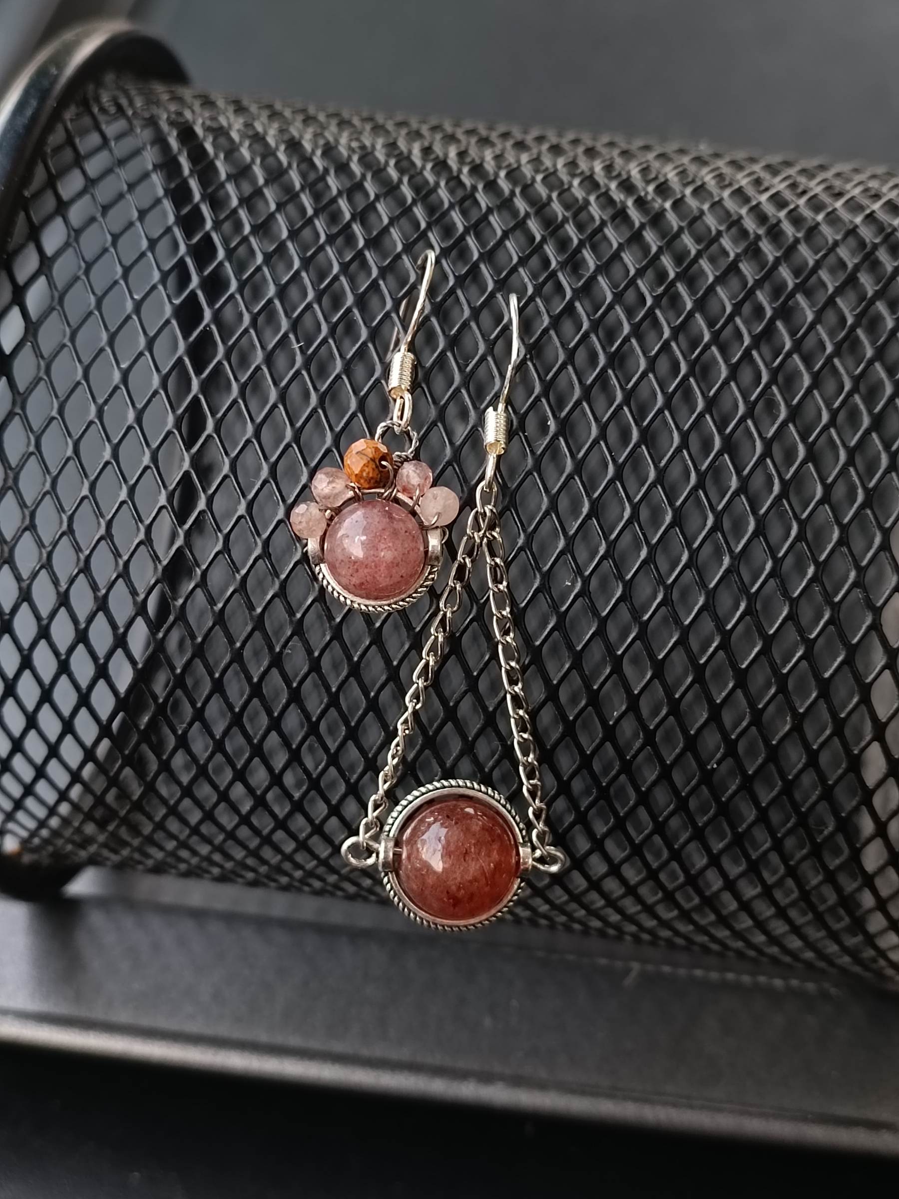 ต่างหูหินแท้ "Little Vivian" Strawberry Quartz Earring (For Love & Passion)
