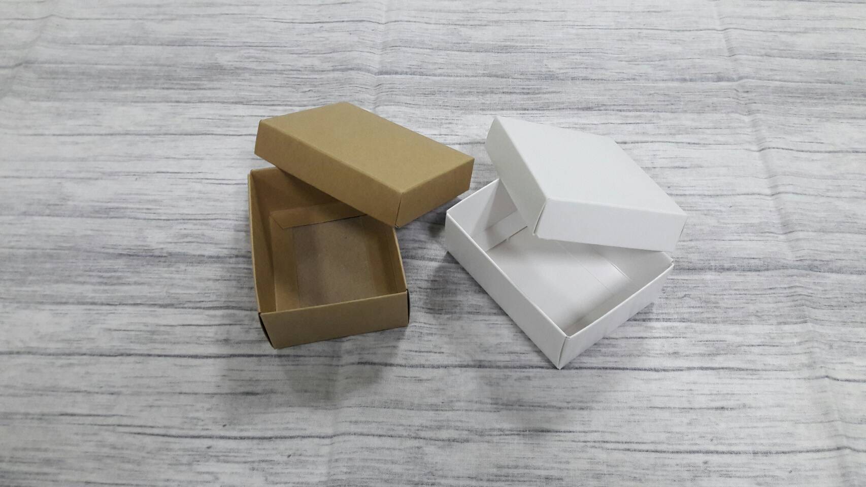 กล่องของขวัญ กล่องฝาครอบ ขนาด 6.5x8.7x3.3 ซม.กล่องของที่ระลึก กล่องอเนกประสงค์ กล่องของใช้ กล่องใส่ผ้าไหม สีขาว ราคา 195 บาท/20 ใบ