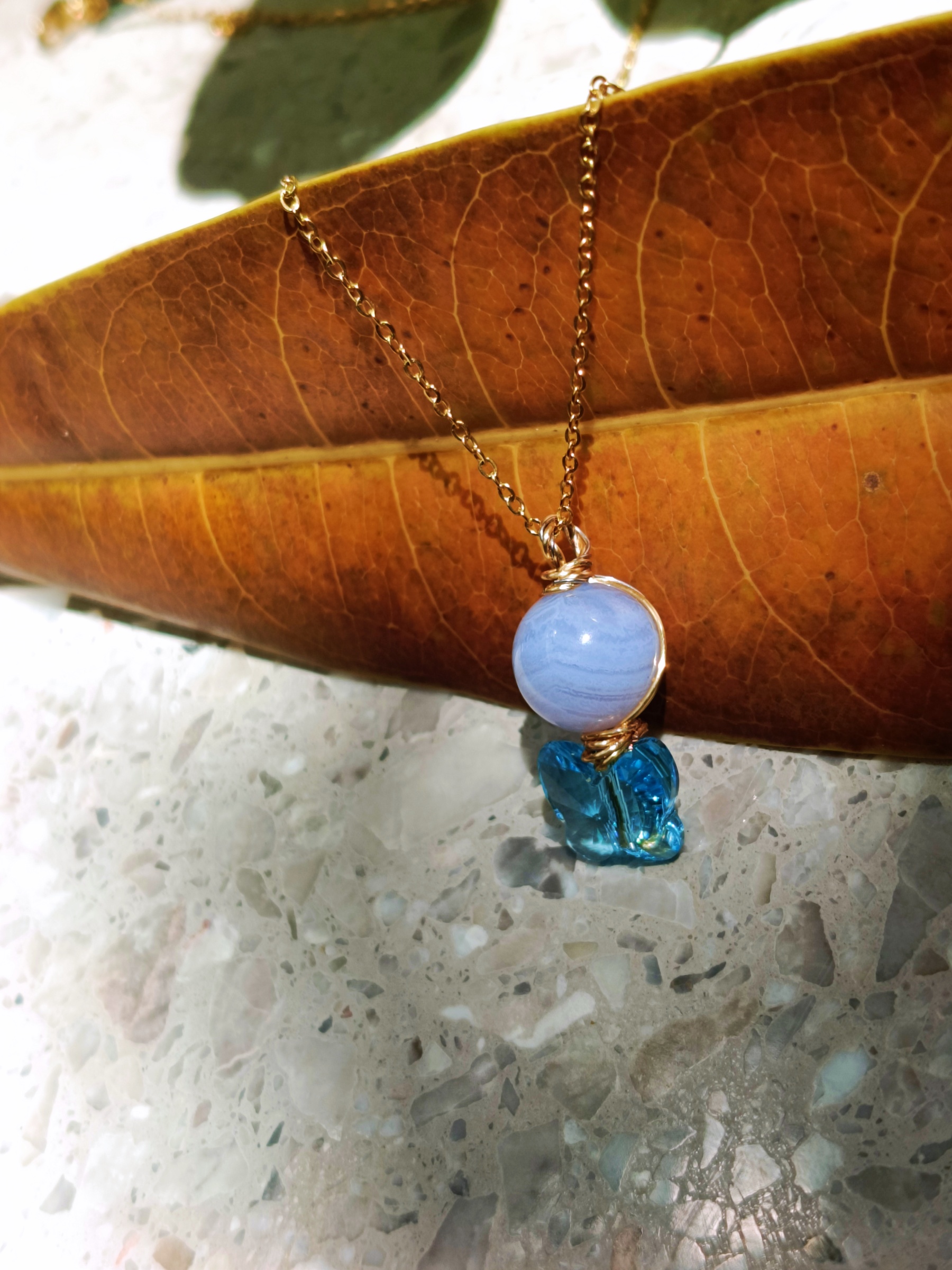 สร้อยจี้หินแท้ Blue Lace Agate + Butterfly Pendant Pendant Necklace (เสริมพลังการสื่อสาร การเจรจา ความสงบใจ)