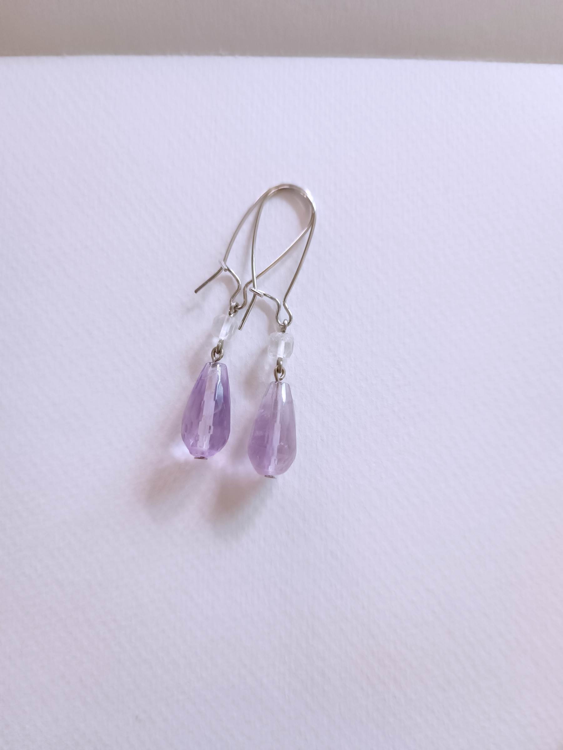ต่างหูหินแท้ "Flow" Lavender Amethyst Earring (ดึงดูดโชคลาภ ปกป้องจากพลังงานลบ)