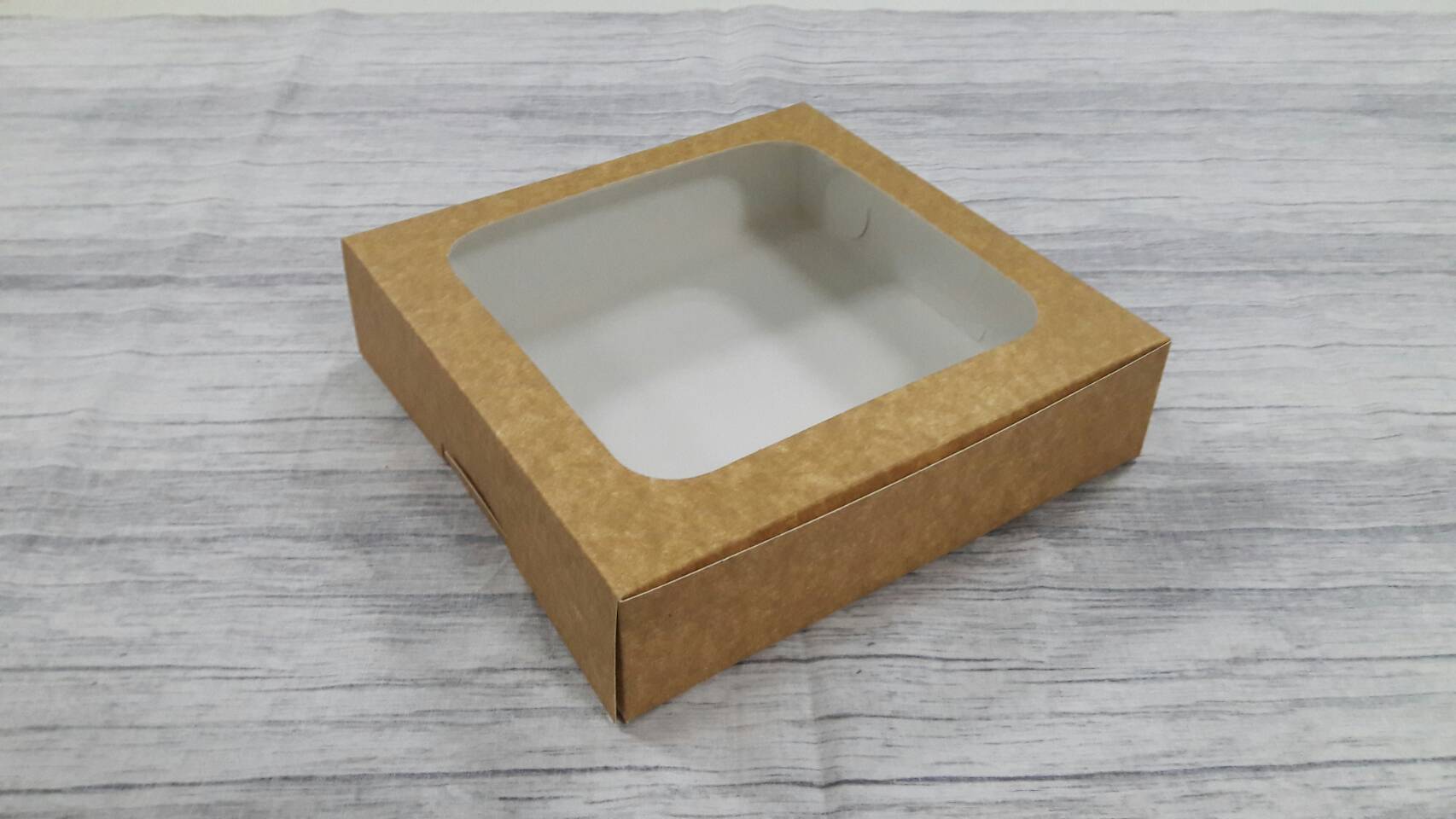 กล่องบราวนี่ กล่องชิฟฟ่อน กล่องเค้กครึ่งปอนด์ กล่องทาร์ตไข่ กล่องขนมเปี๊ยะ กล่องพาย กล่องช็อกโกแลต สีคราฟท์น้ำตาลอ่อน(CKB) ขนาด 20x20x5 ซม.ราคา 205 บาท ต่อแพ็ค (20ใบ)