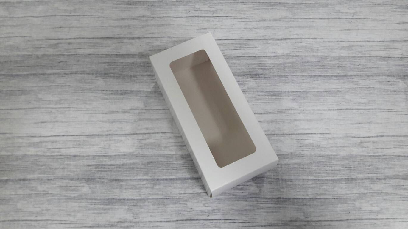 กล่องของขวัญ กล่องอเนกประสงค์ สีขาว ขนาด 8.5x7.5x18 ซม. กล่องของที่ระลึก กล่องเครื่องสำอางค์ กล่องของใช้ กล่องแบบฝาหัวท้าย มีหน้าต่างพลาสติก ราคา 165 บาทต่อแพ็ค(20 ใบ)