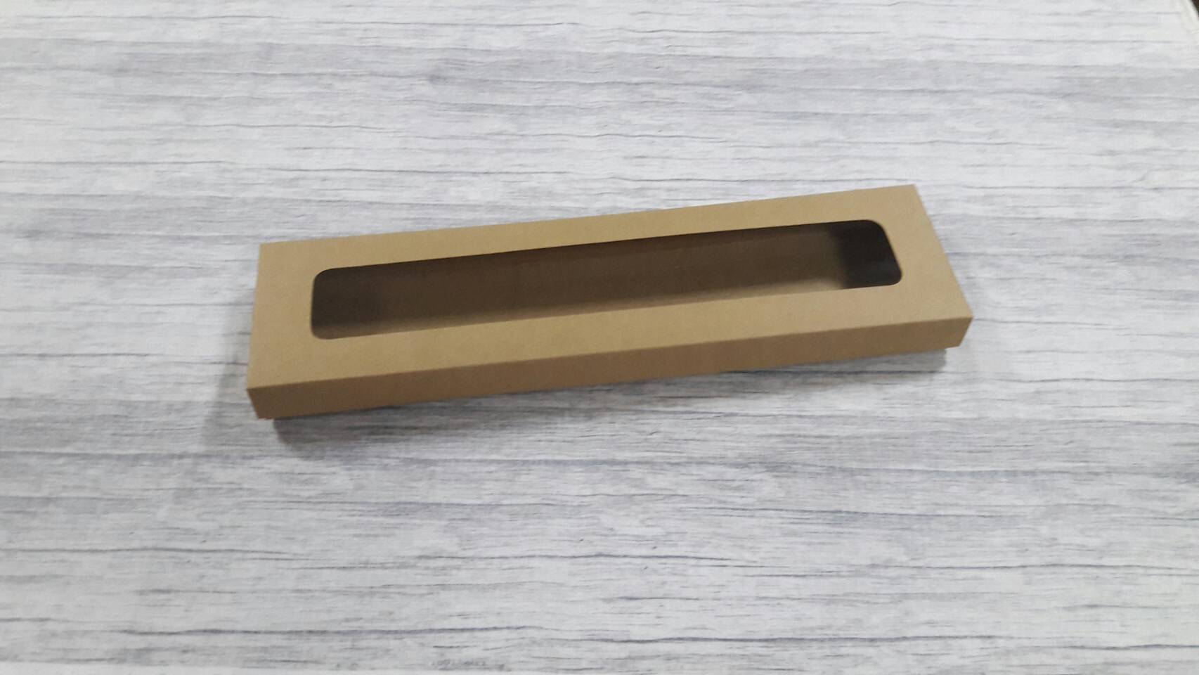 กล่องของขวัญ กล่องฝาครอบ กล่องขนม กล่องอเนกประสงค์ สีคราฟท์น้ำตาลเข้ม ขนาด 9.5x37.5x3 ซม. (แบบฝาหน้าต่างพลาสติก) ราคา 410 บาทต่อแพ็ค (20 ใบ)